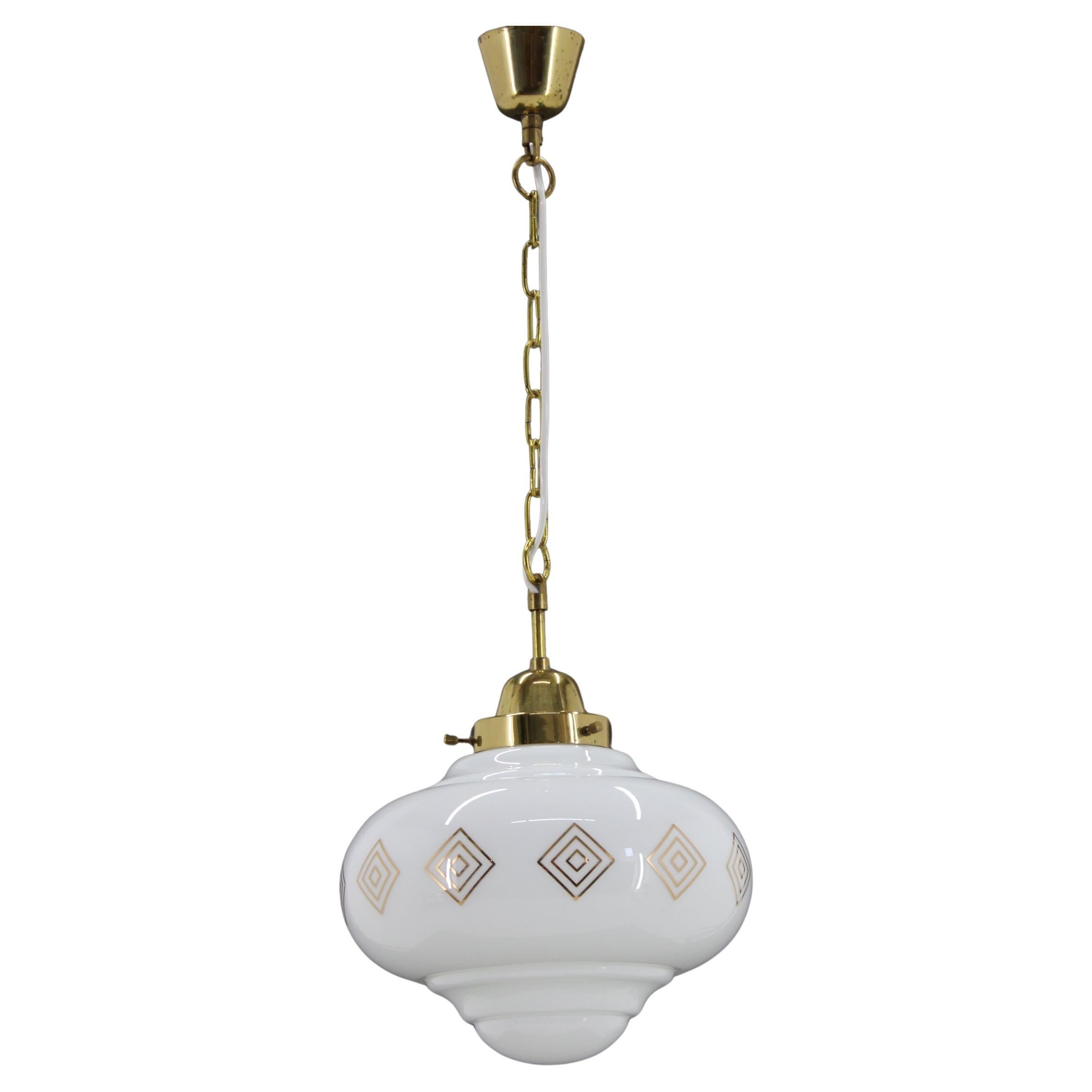 Lampada a sospensione in vetro anni '70 con catena in ottone, Cecoslovacchia in vendita