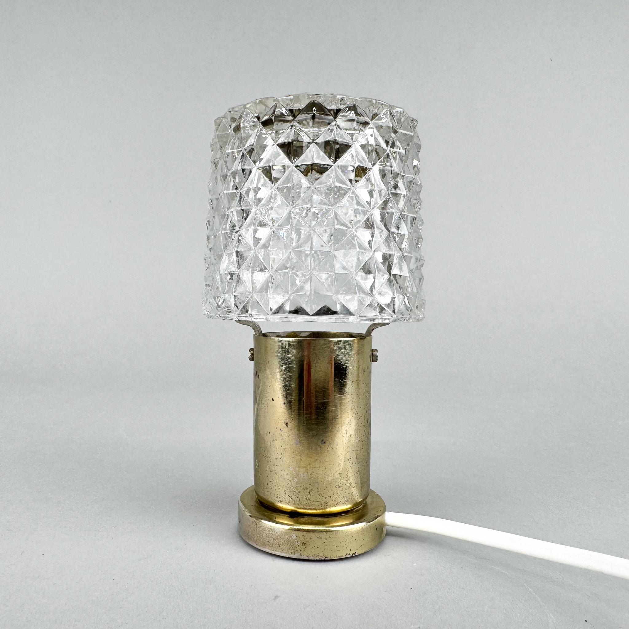Pequeña lámpara de mesa fabricada en la antigua Checoslovaquia en la década de 1970 por Kamenicky Senov. Cableado nuevo. Bombilla: 1 x E14. Adaptador para EE.UU. incluido.