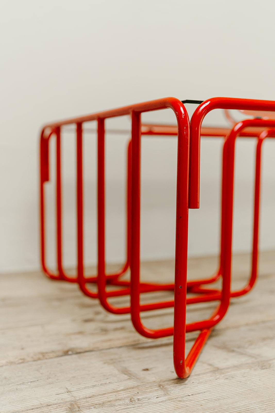 Français Table basse rouge surmontée de verre des années 1970... en vente