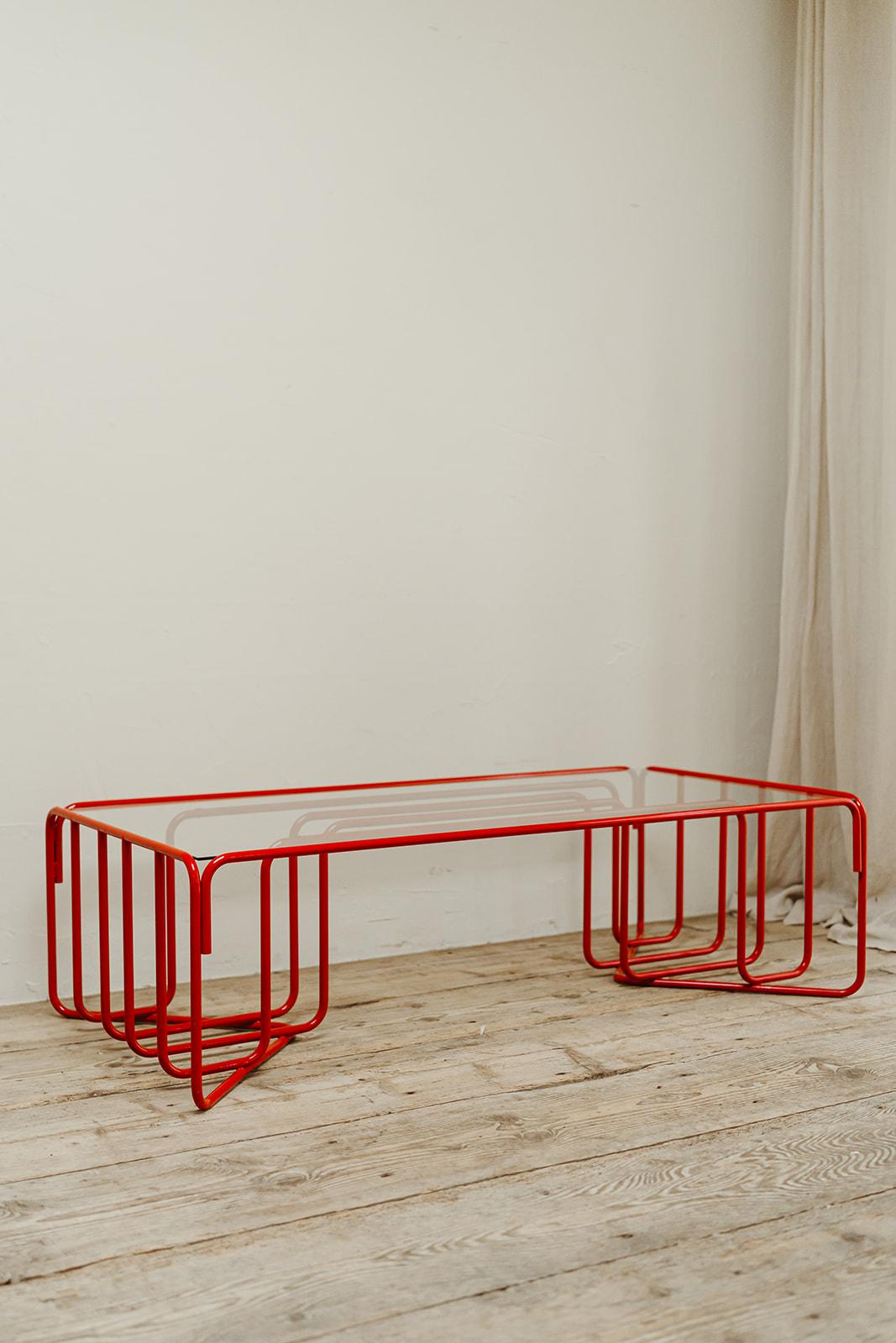 Table basse rouge surmontée de verre des années 1970... en vente 1