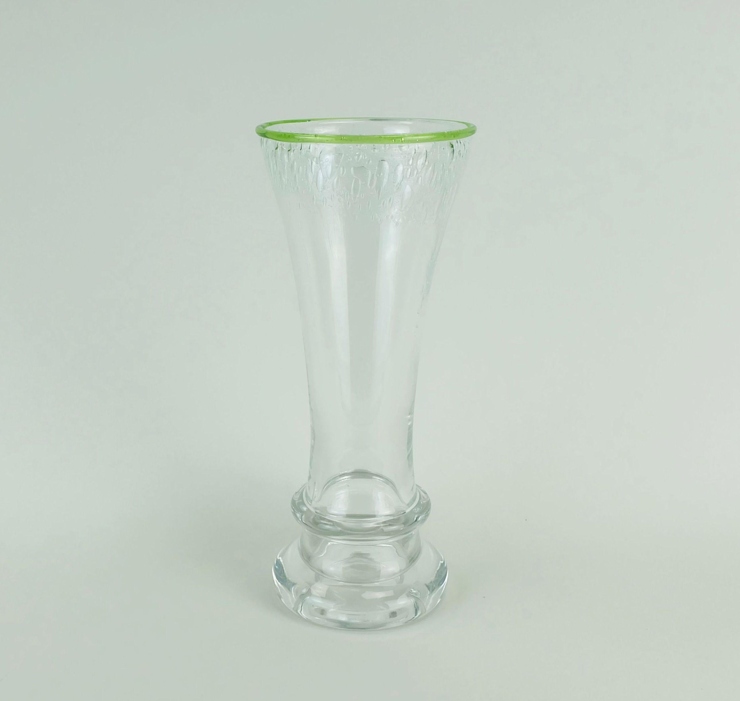 Mid-Century moderno Vaso in vetro anni '70 di eisch in vetro trasparente spesso e con bordo verde a bolle d'aria in vendita