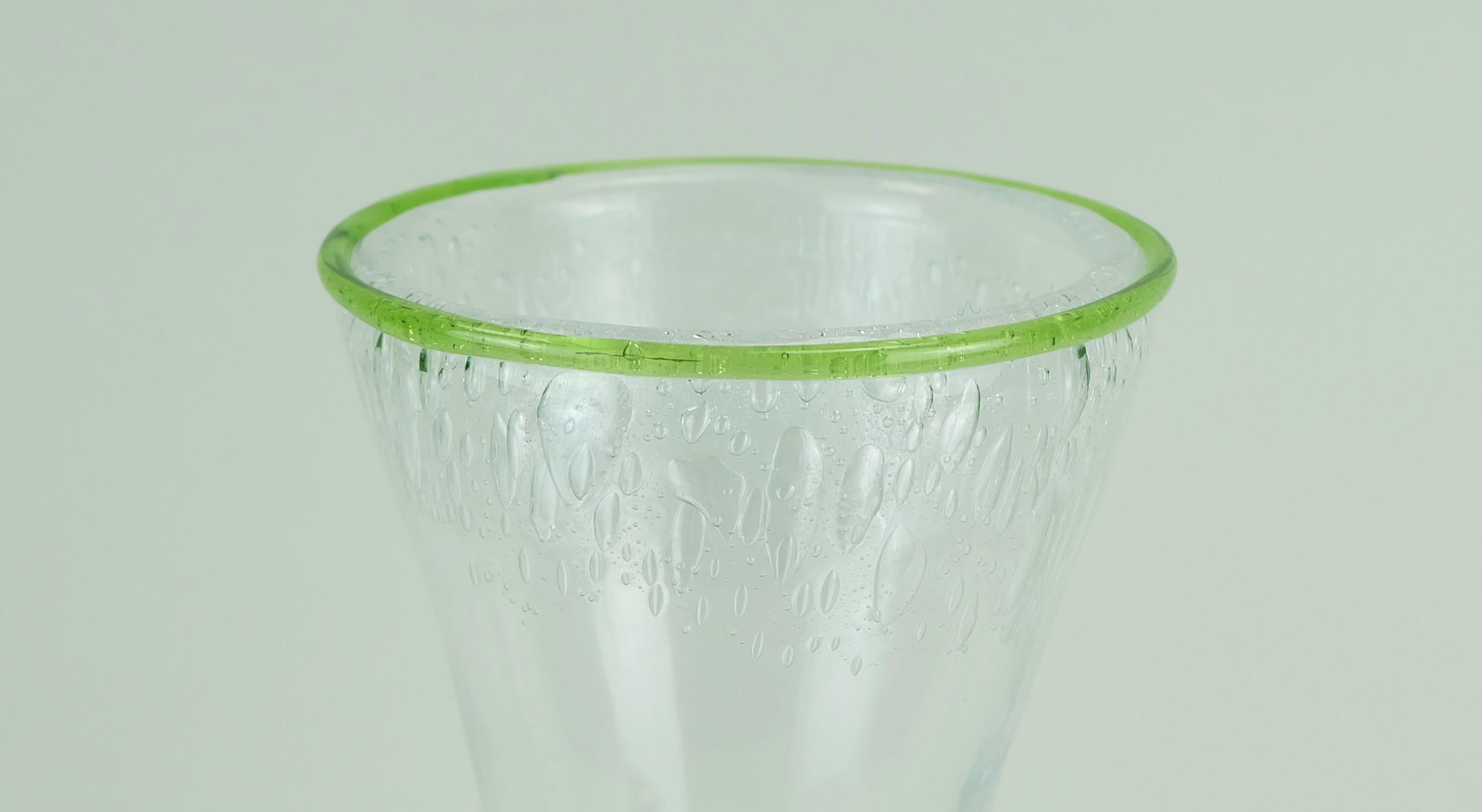 Tedesco Vaso in vetro anni '70 di eisch in vetro trasparente spesso e con bordo verde a bolle d'aria in vendita