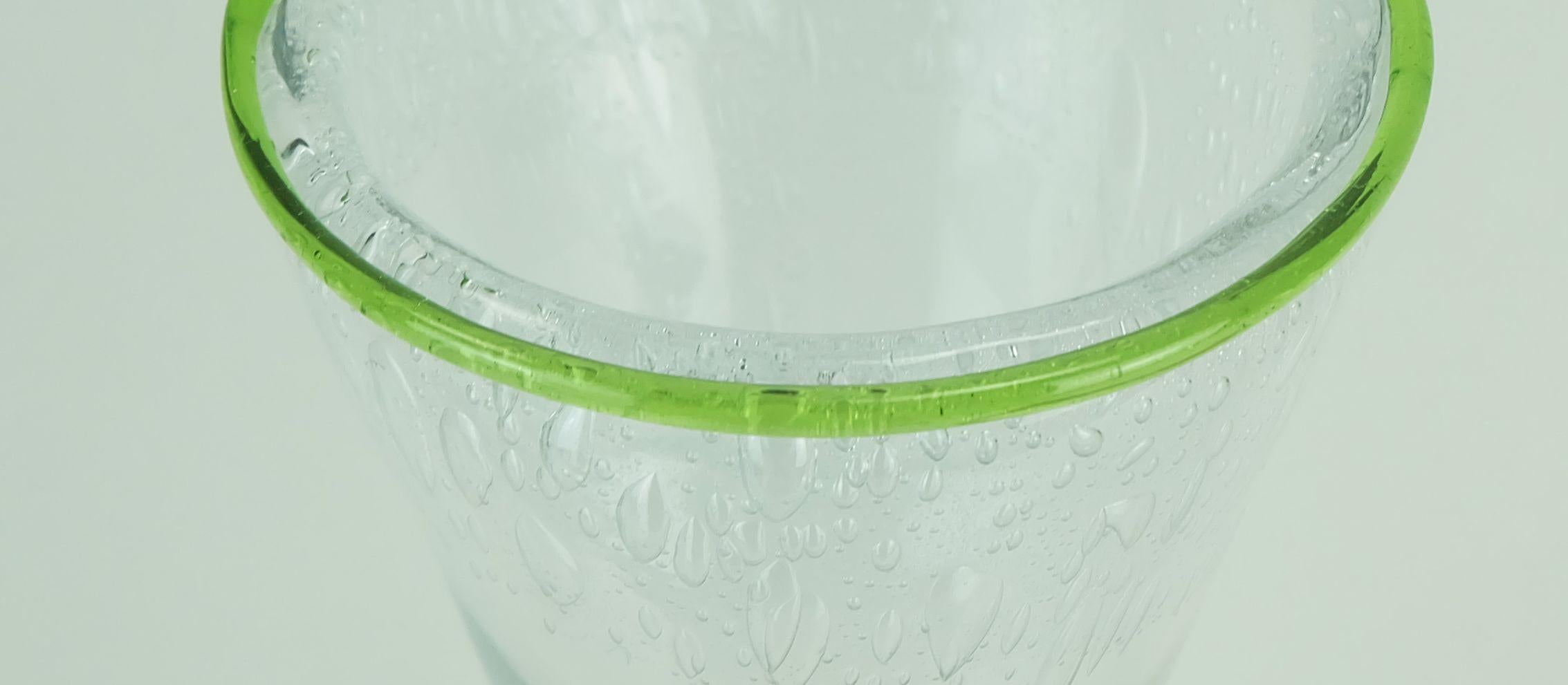 Fine XX secolo Vaso in vetro anni '70 di eisch in vetro trasparente spesso e con bordo verde a bolle d'aria in vendita