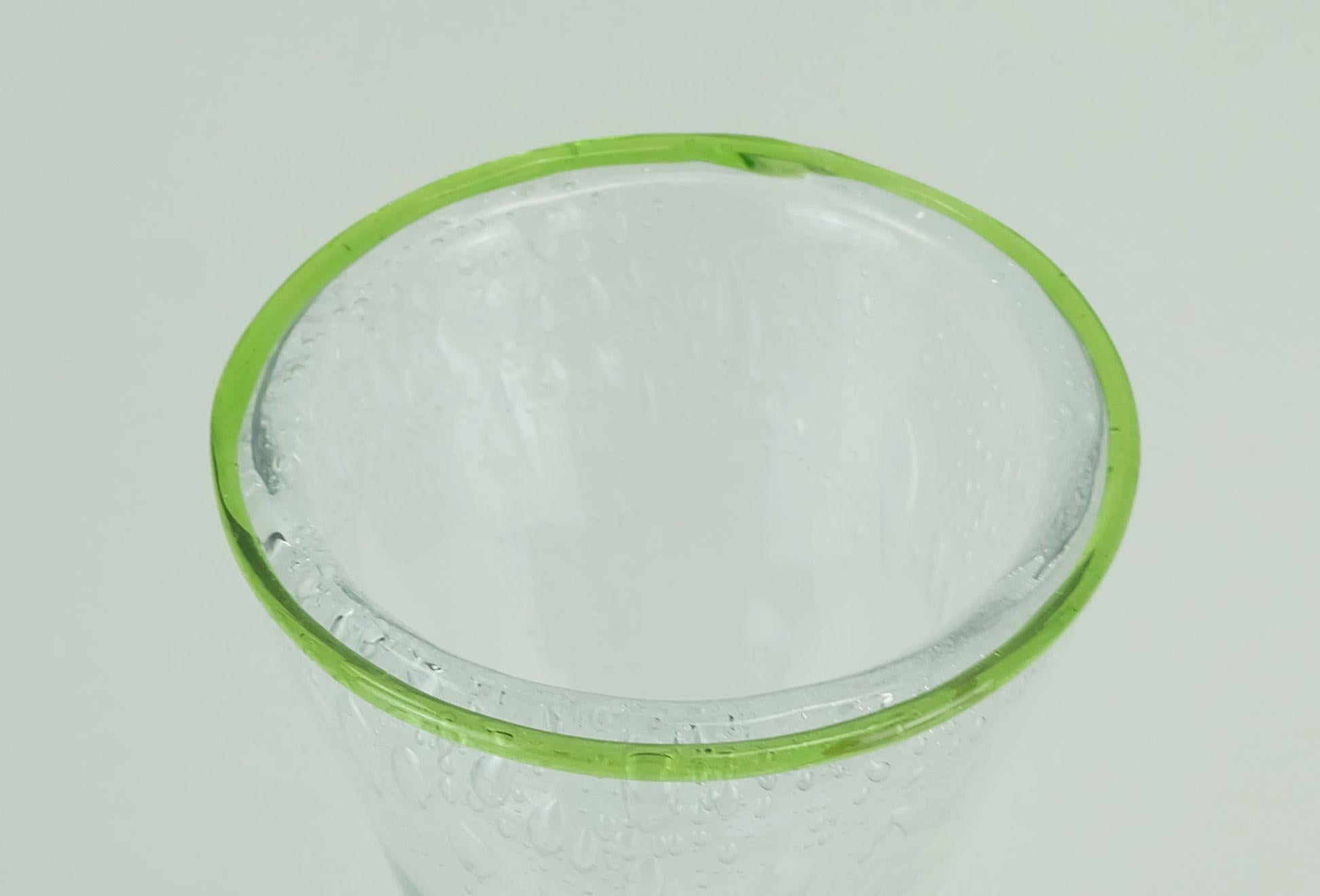 Vetro Vaso in vetro anni '70 di eisch in vetro trasparente spesso e con bordo verde a bolle d'aria in vendita