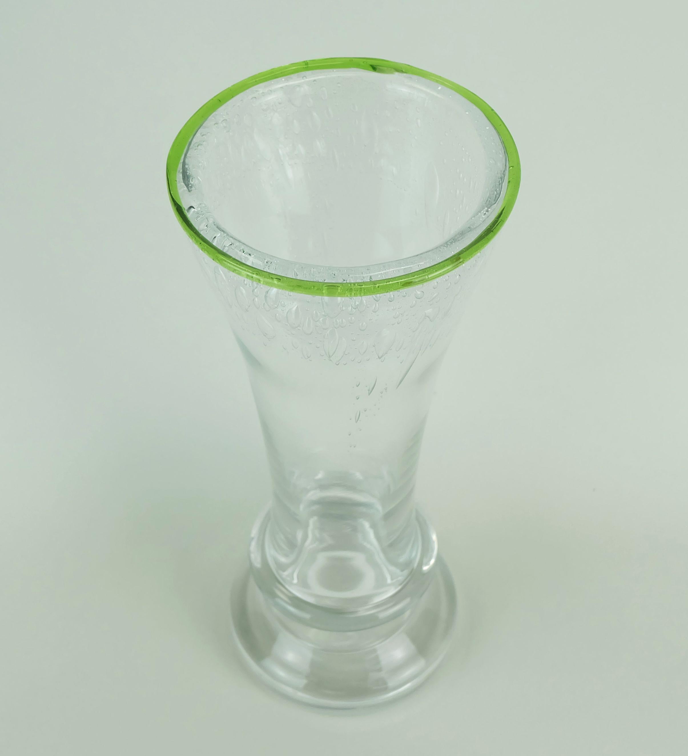 Vaso in vetro anni '70 di eisch in vetro trasparente spesso e con bordo verde a bolle d'aria in vendita 1