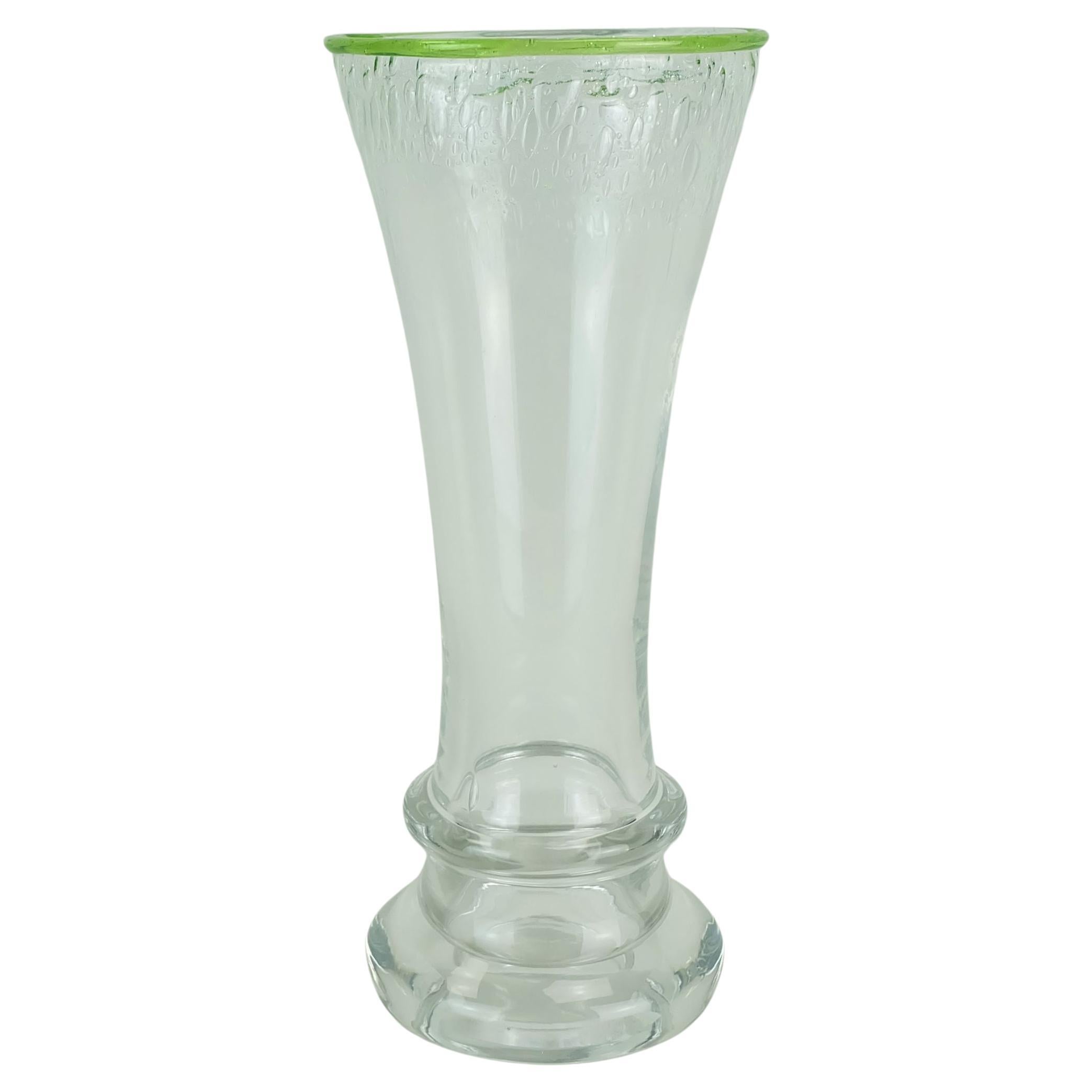 Vaso in vetro anni '70 di eisch in vetro trasparente spesso e con bordo verde a bolle d'aria in vendita