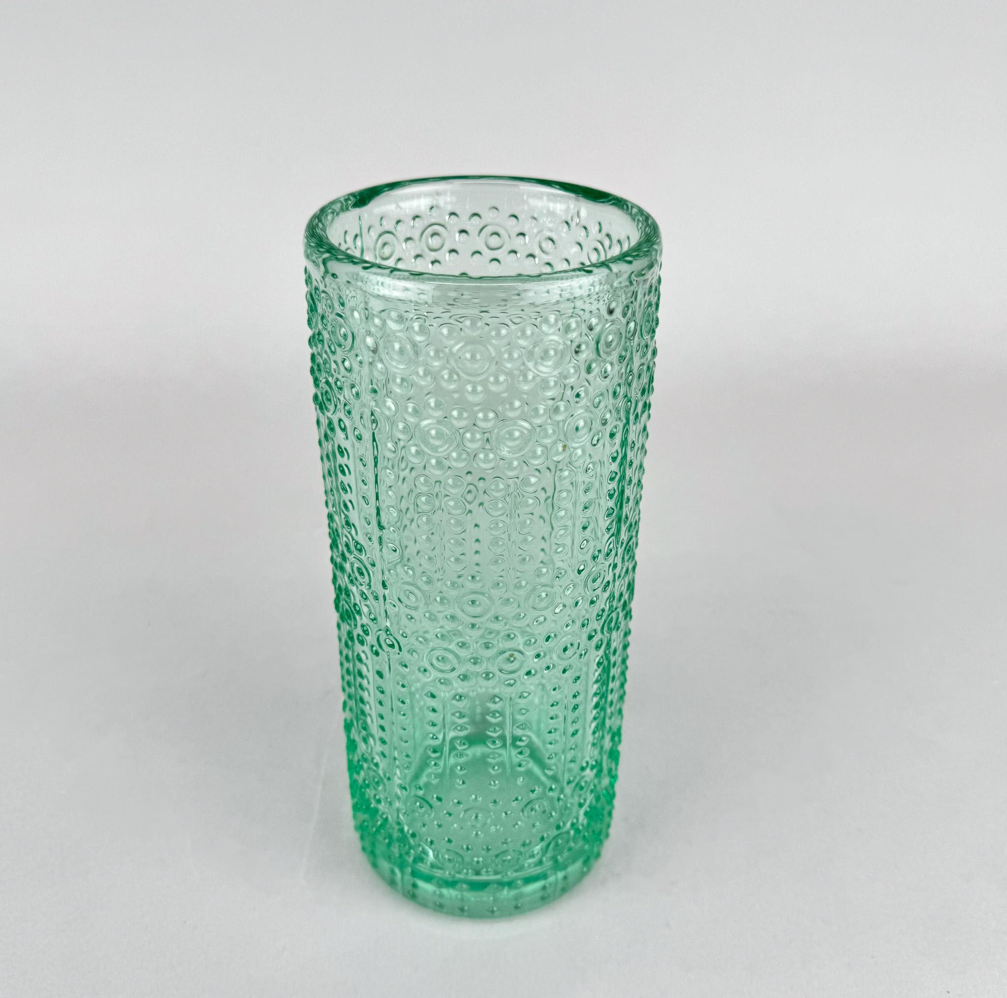 Vaso d'epoca in vetro pressato progettato dal designer Adolf Matura e prodotto da Rosice Glasswork nell'ex Cecoslovacchia negli anni Settanta.