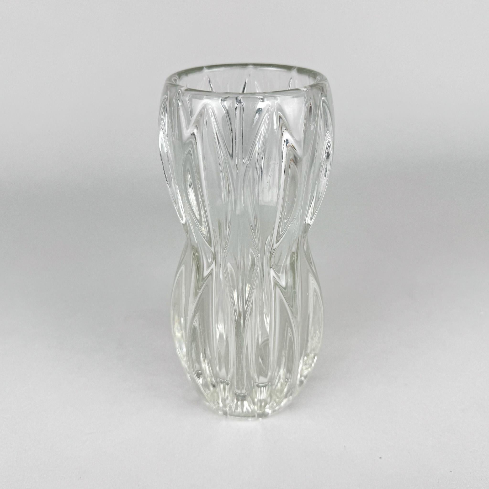 Vaso d'epoca in vetro pressato disegnato dal designer Jan Schmid e prodotto da Rosice Glasswork nell'ex Cecoslovacchia negli anni Settanta.