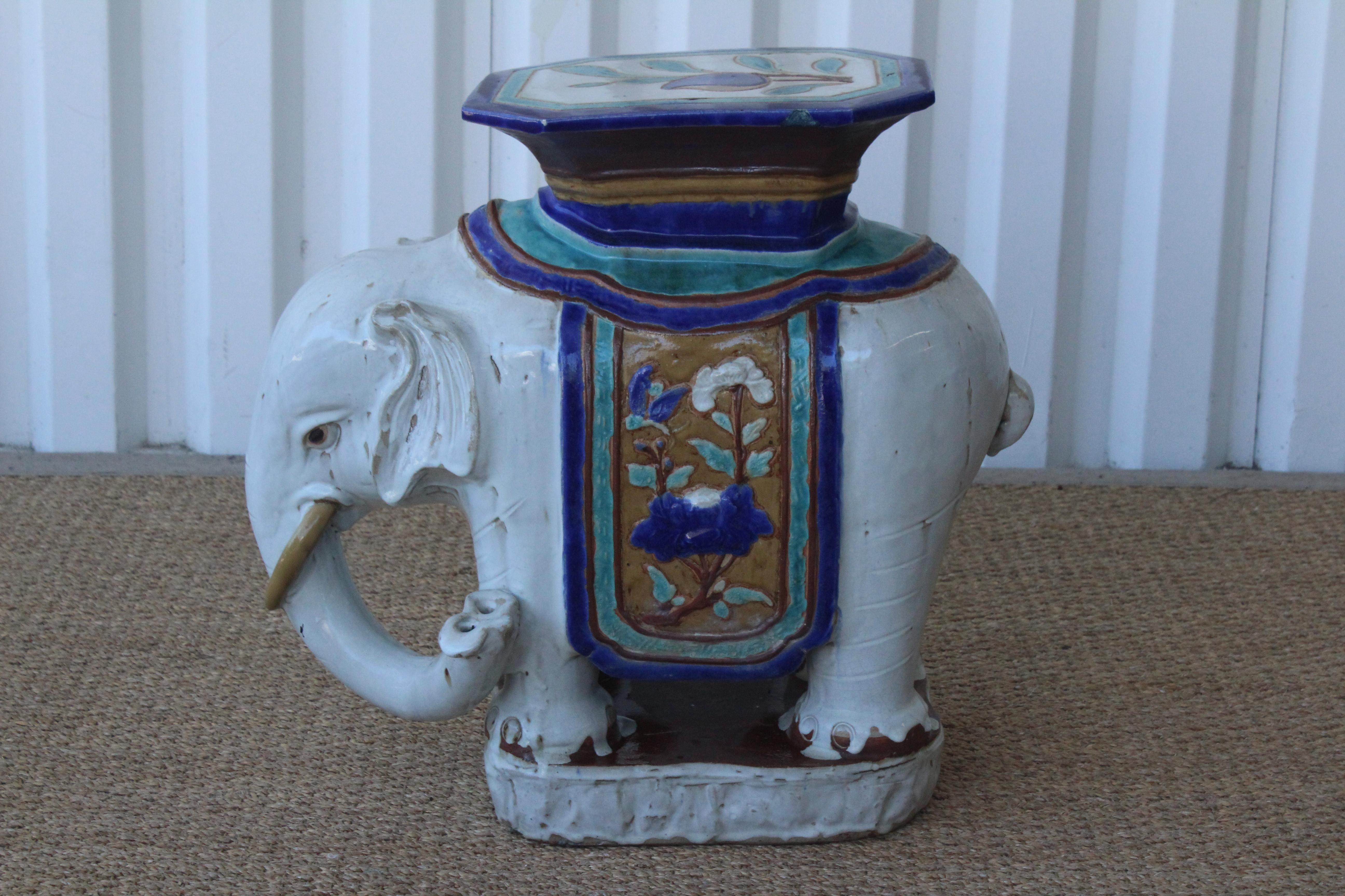 Vintage glazed ceramic elephant garden seat or side table from the 1970s. In excellent condition. Suitable for indoor or outdoor use.