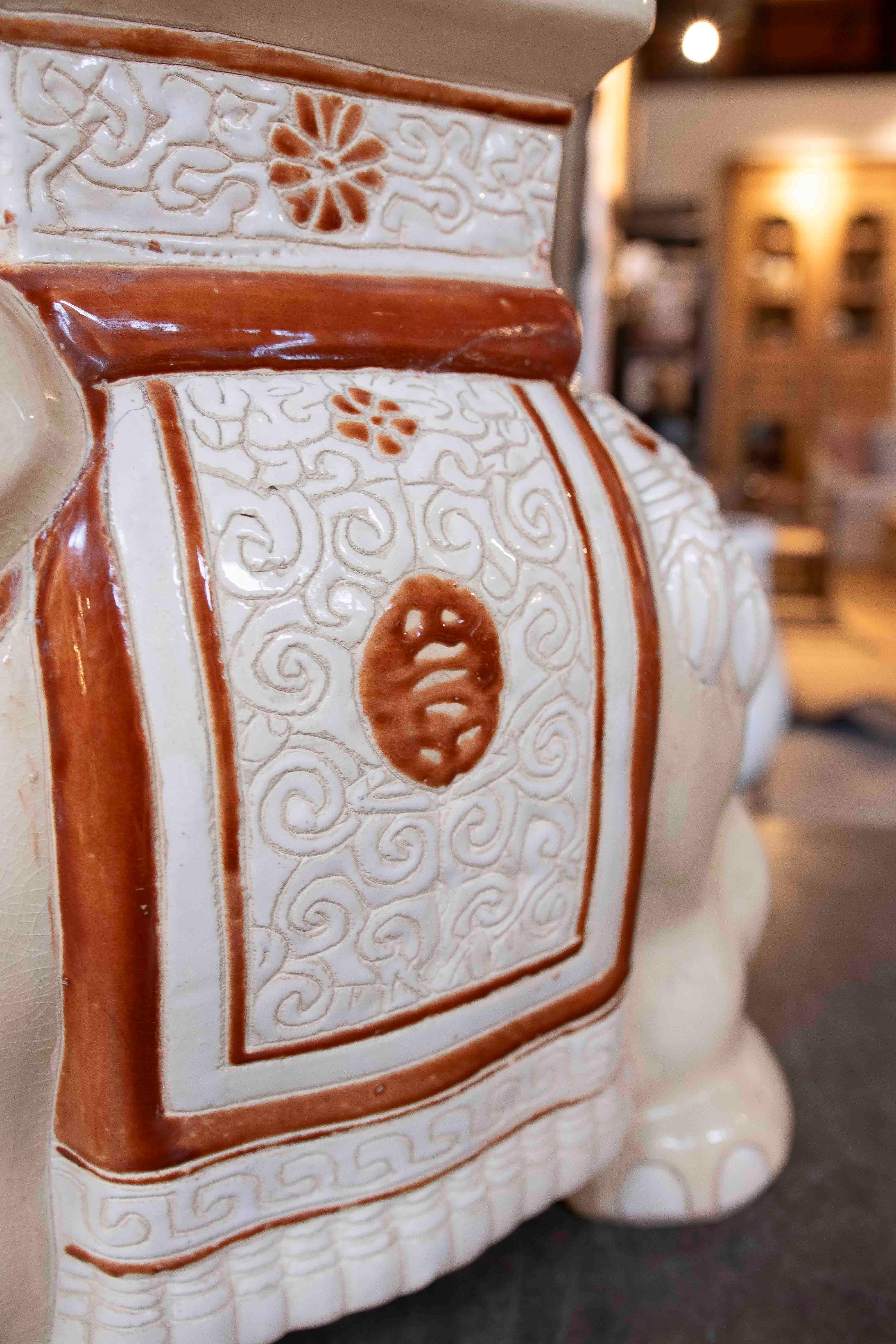 1970er Jahre Glasierte Keramik Elefant Beistelltisch mit Ornamentalem Design im Angebot 5