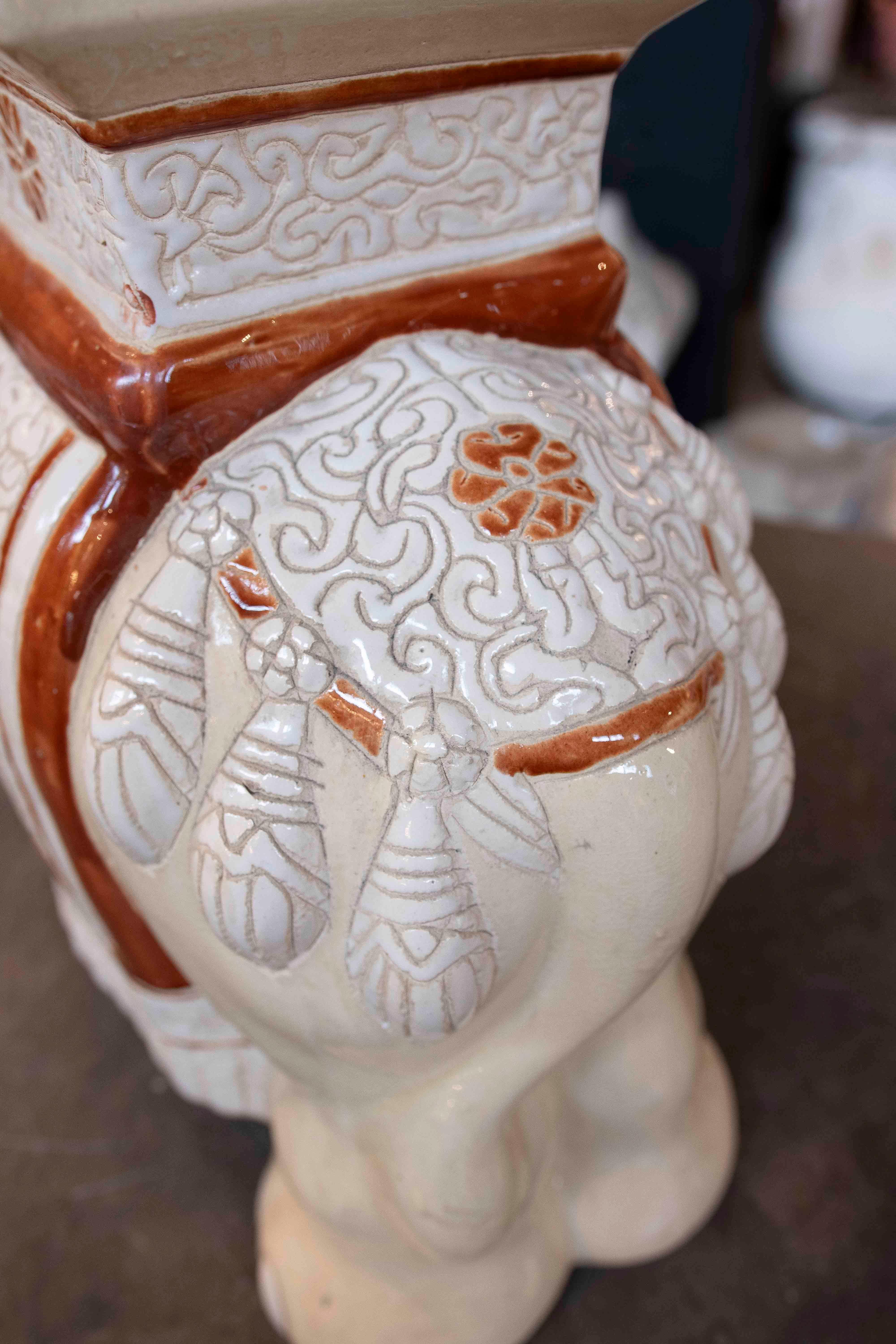 1970er Jahre Glasierte Keramik Elefant Beistelltisch mit Ornamentalem Design im Angebot 7