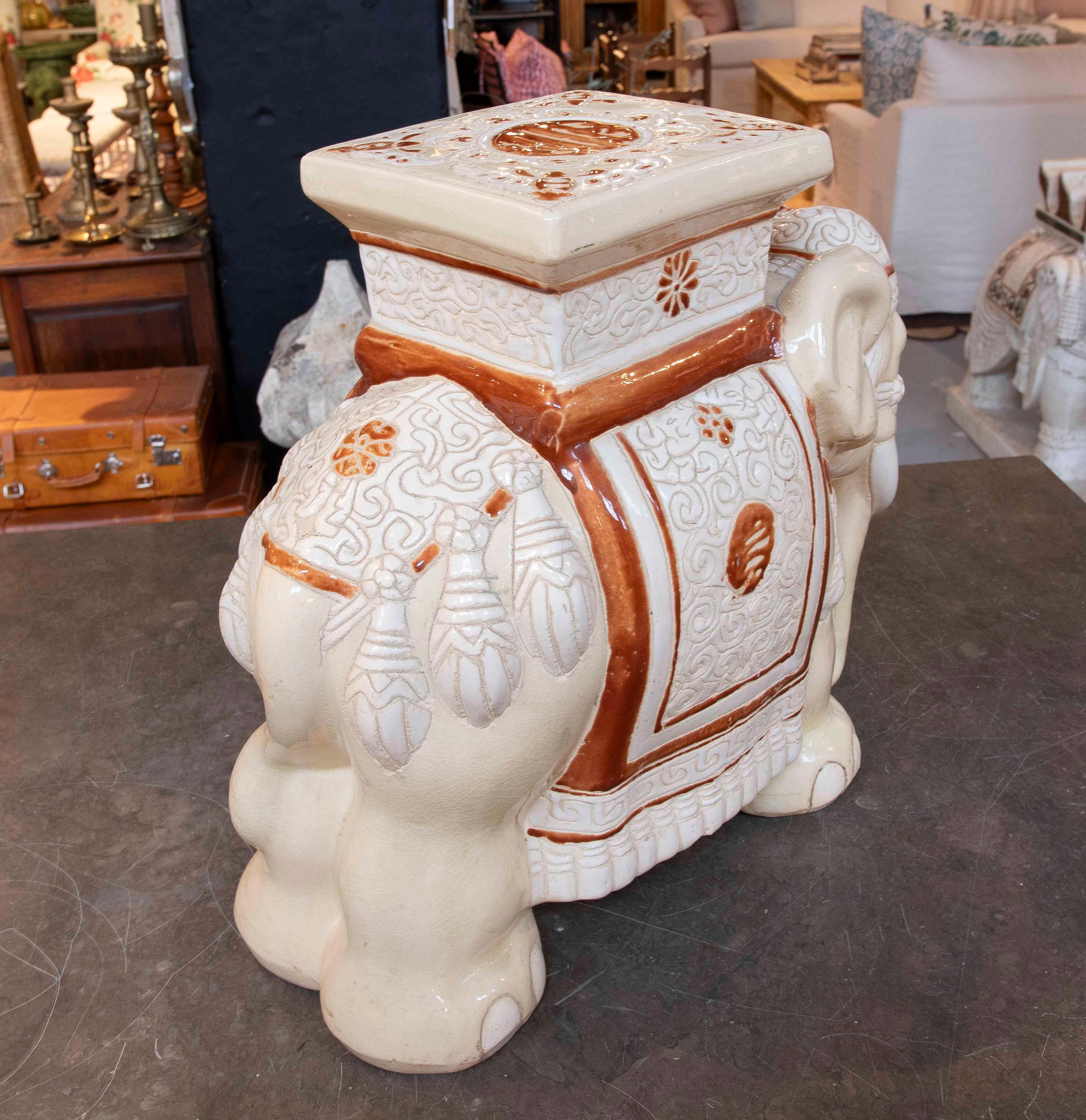 1970er Jahre Glasierte Keramik Elefant Beistelltisch mit Ornamentalem Design (Spanisch) im Angebot