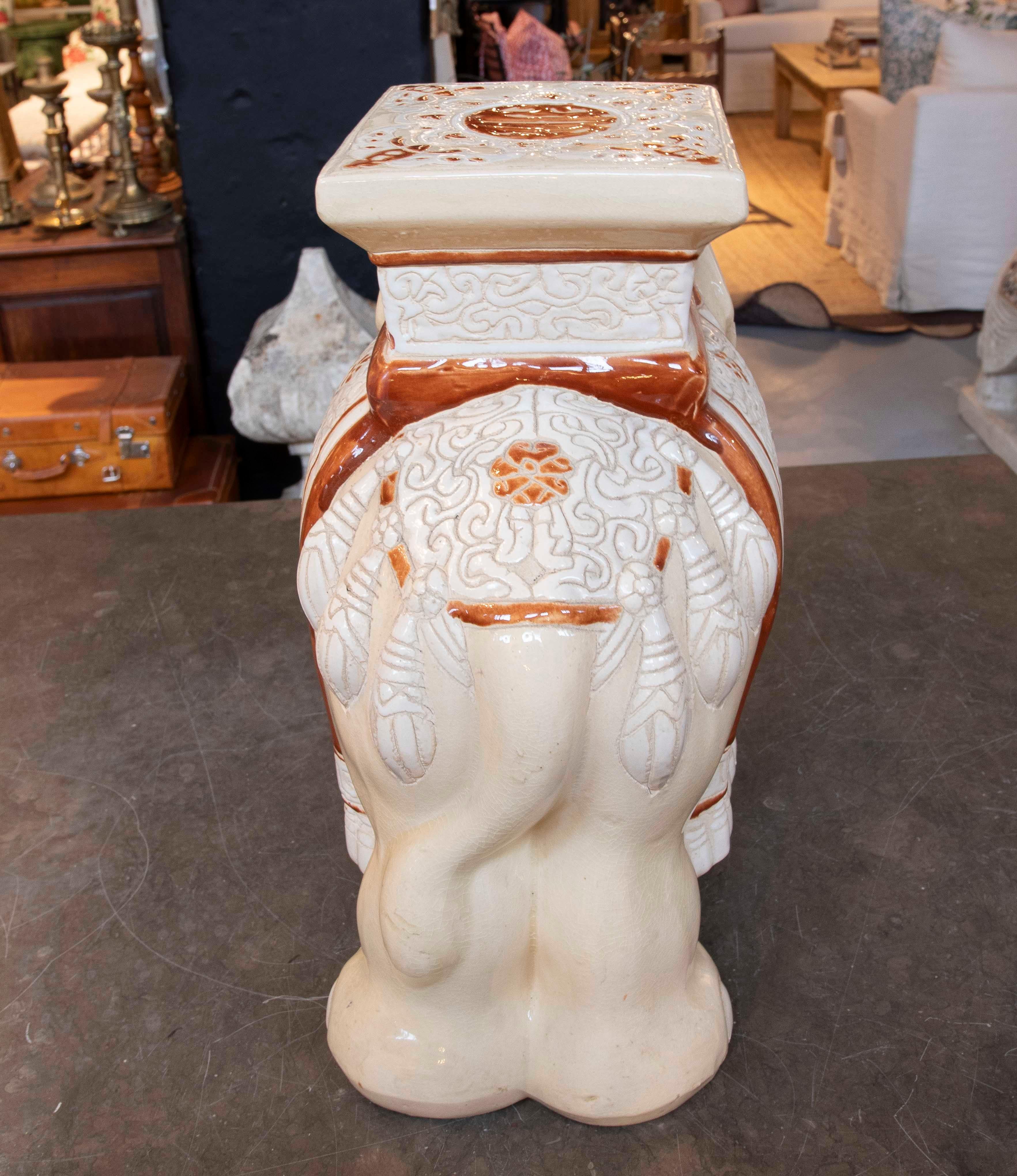 1970er Jahre Glasierte Keramik Elefant Beistelltisch mit Ornamentalem Design im Zustand „Gut“ im Angebot in Marbella, ES