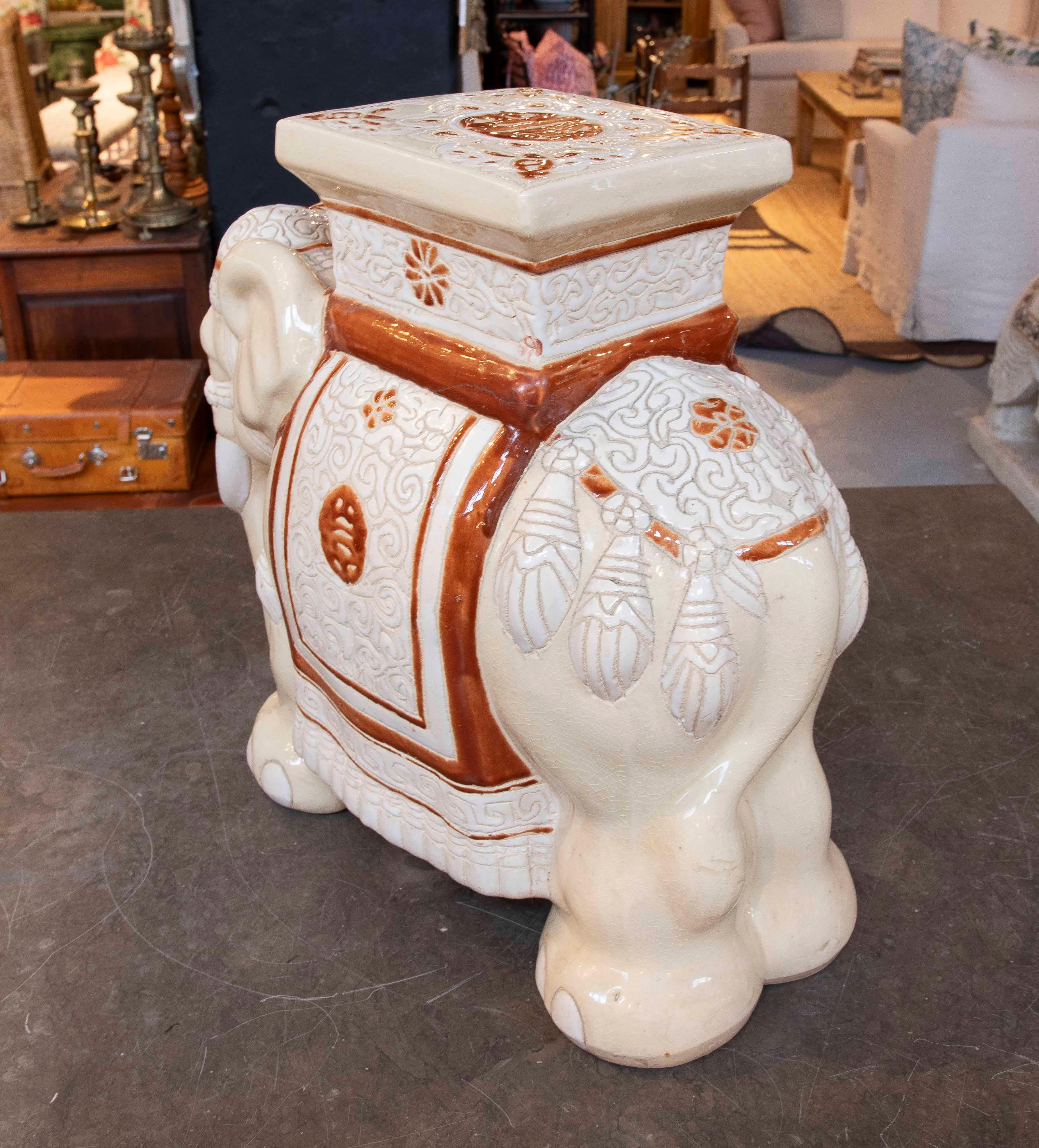 1970er Jahre Glasierte Keramik Elefant Beistelltisch mit Ornamentalem Design (20. Jahrhundert) im Angebot