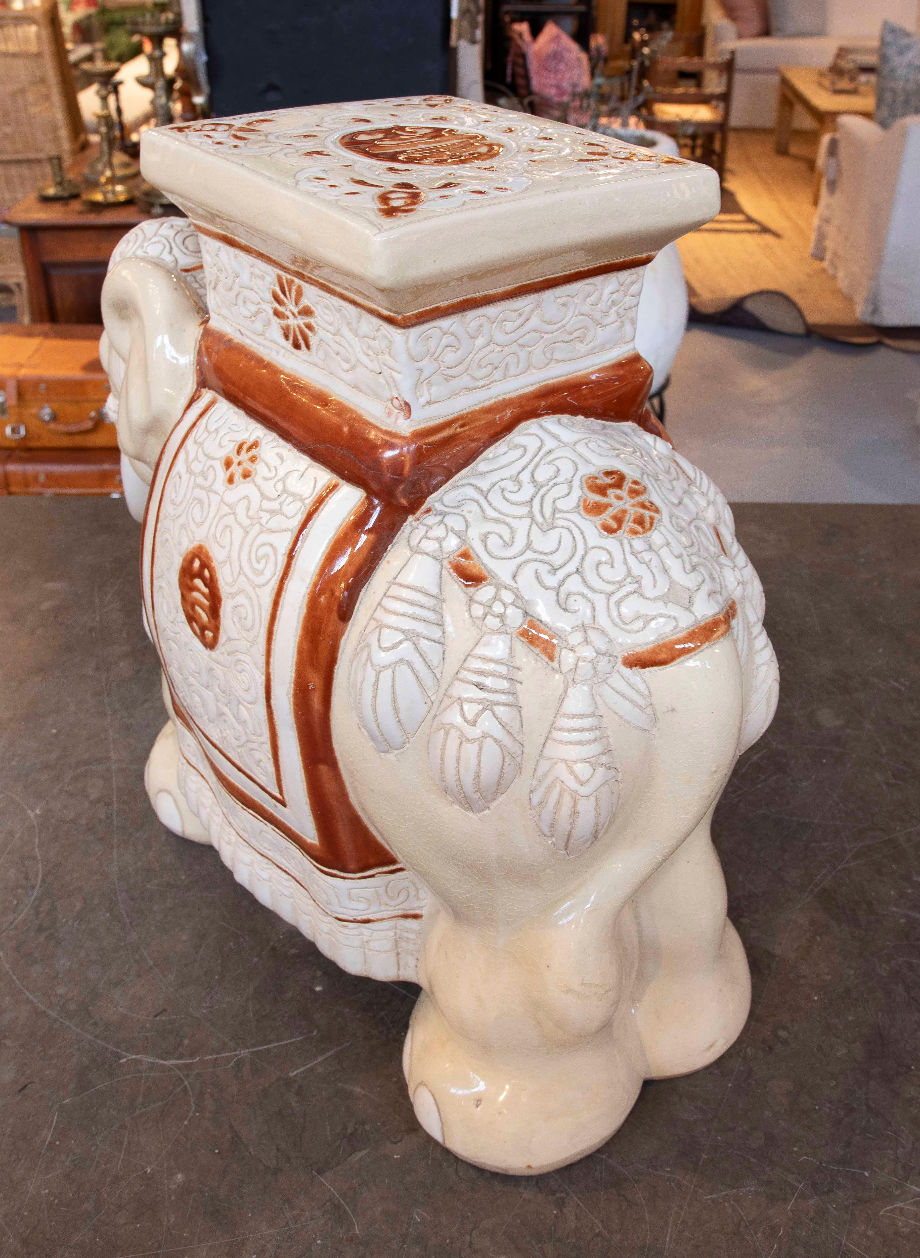 1970er Jahre Glasierte Keramik Elefant Beistelltisch mit Ornamentalem Design im Angebot 1
