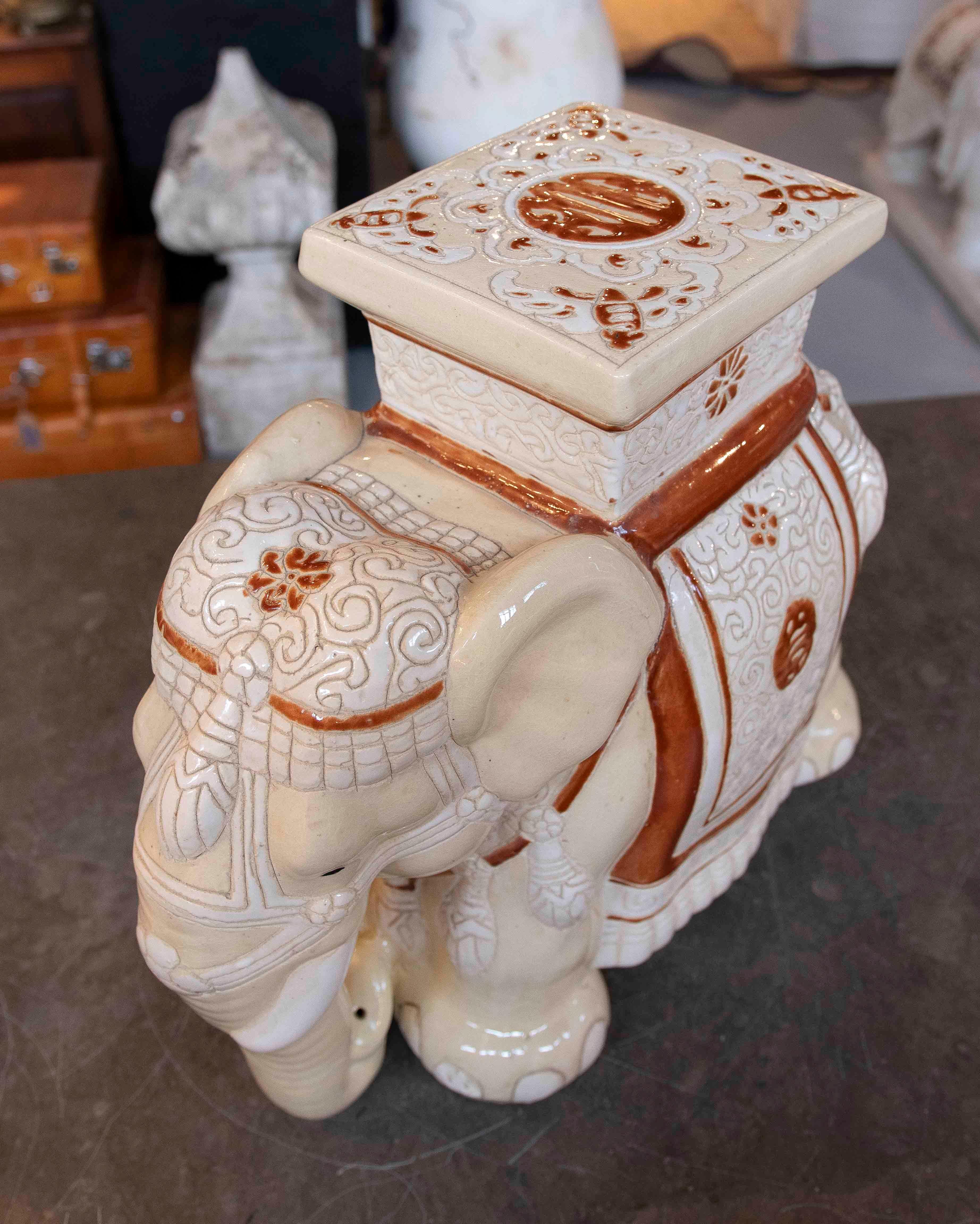 1970er Jahre Glasierte Keramik Elefant Beistelltisch mit Ornamentalem Design im Angebot 2