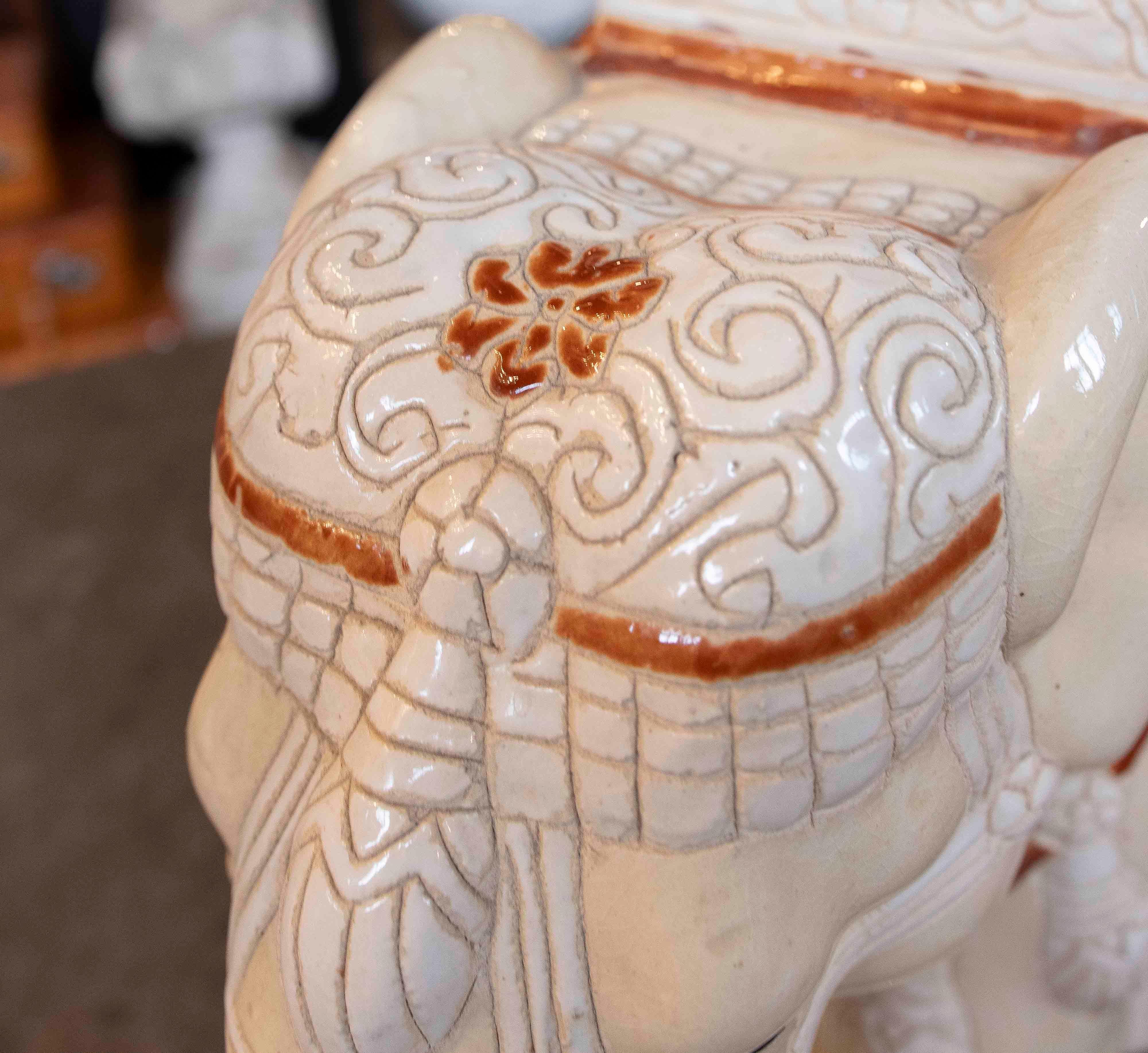 1970er Jahre Glasierte Keramik Elefant Beistelltisch mit Ornamentalem Design im Angebot 4