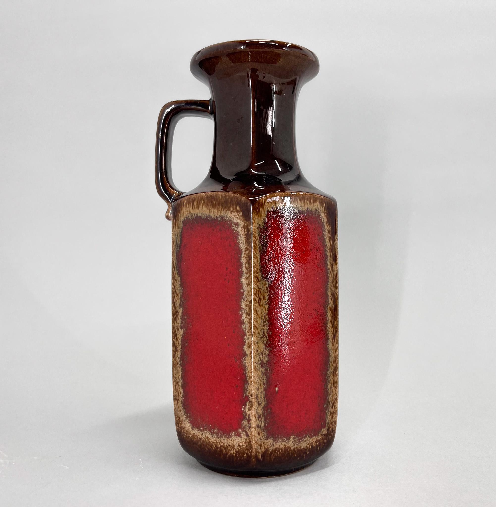 Vase à anse ou cruche en céramique du milieu du siècle, fabriqué par Scheurich Keramik en Allemagne dans les années 1970. Étiquette originale.