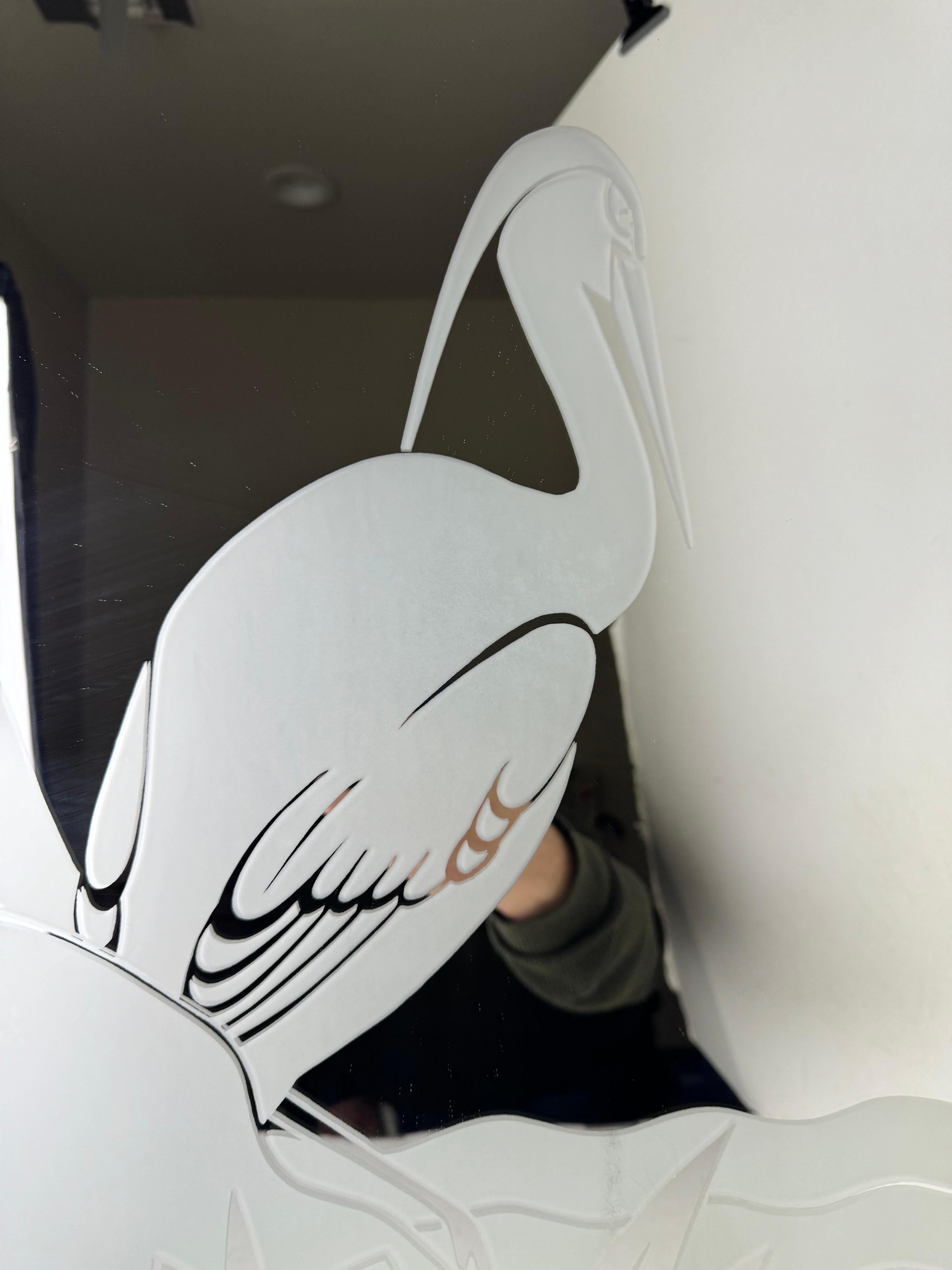 Vintage mid century frosted mirror in brass frame depicting a stork or heron wading through the water. Ce tableau a été créé par l'artiste Gloria Artisticsen, le miroir a été fabriqué par la Windsor Art and Mirror Company à Pico Rivera, CA.

Ce