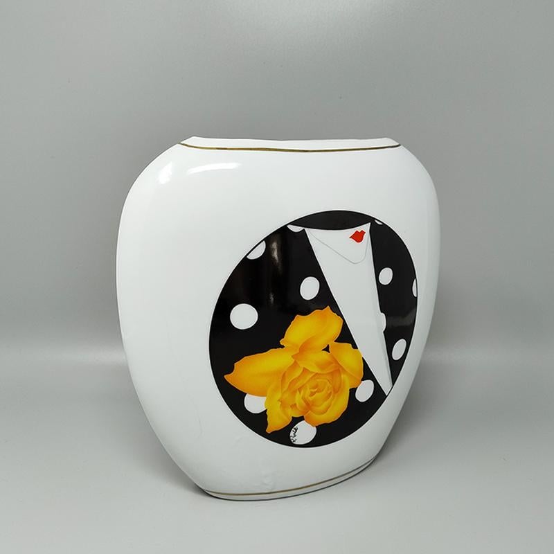Vaso in porcellana Gogeous degli anni '70 di R. Ortol per Limoges. È firmato in basso e in ottime condizioni. Prodotto in Francia.
Dimensioni:
8,66 x 2,75  x 9,44 H. pollici
cm 22 x cm 7 x cm 24 H.