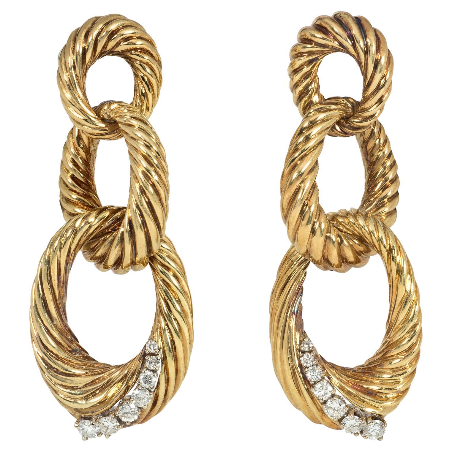 1970er Jahre Gold und Diamant abgestufte Dreifachschlaufe-Ohrringe mit Anhänger im Angebot