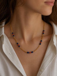 Collana lunga degli anni '70 con corallo dorato e sodalite