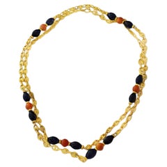 Collana lunga degli anni '70 con corallo dorato e sodalite