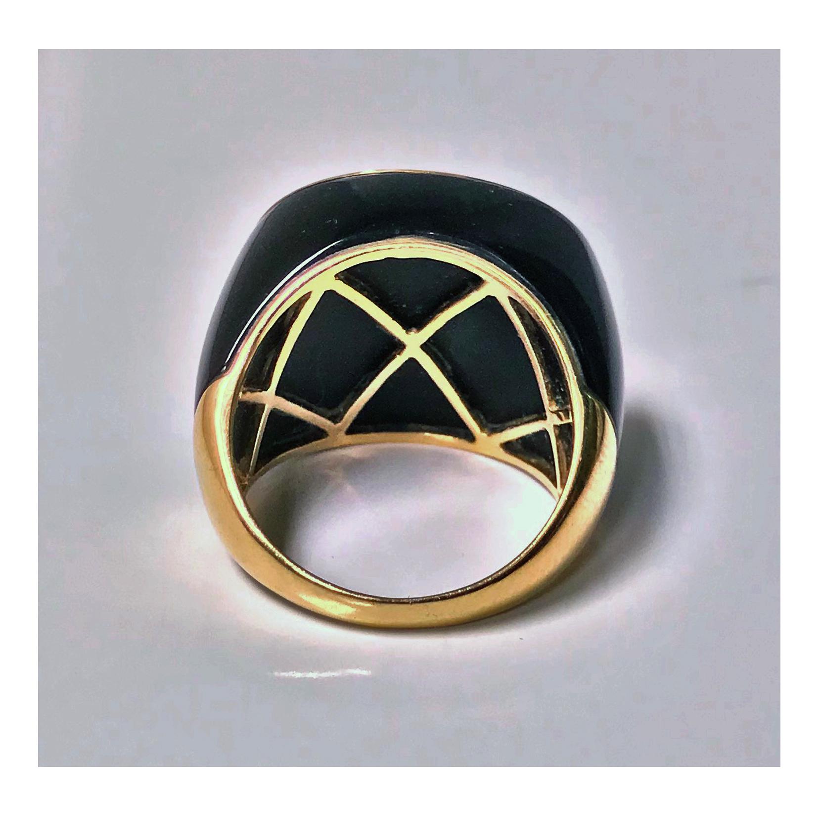 1970s Gold Enamel Topaz Ring In Good Condition In Toronto, ON