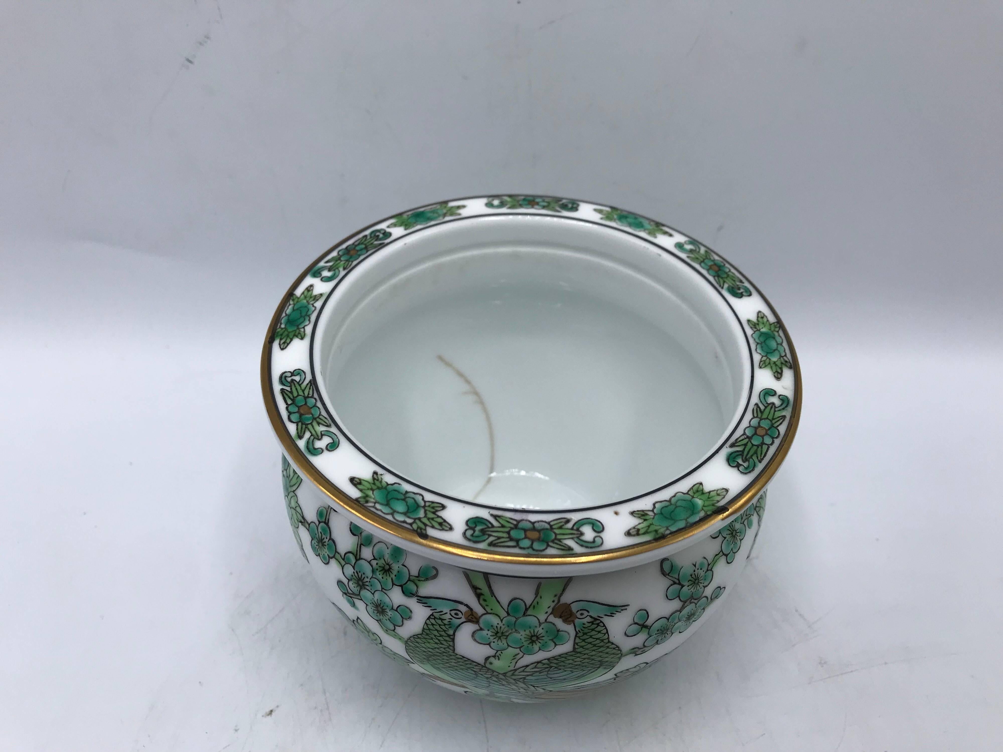 Angeboten wird ein prächtiger goldener Imari-Übertopf aus den 1970er Jahren mit einem grün-weißen Pfauenmotiv.