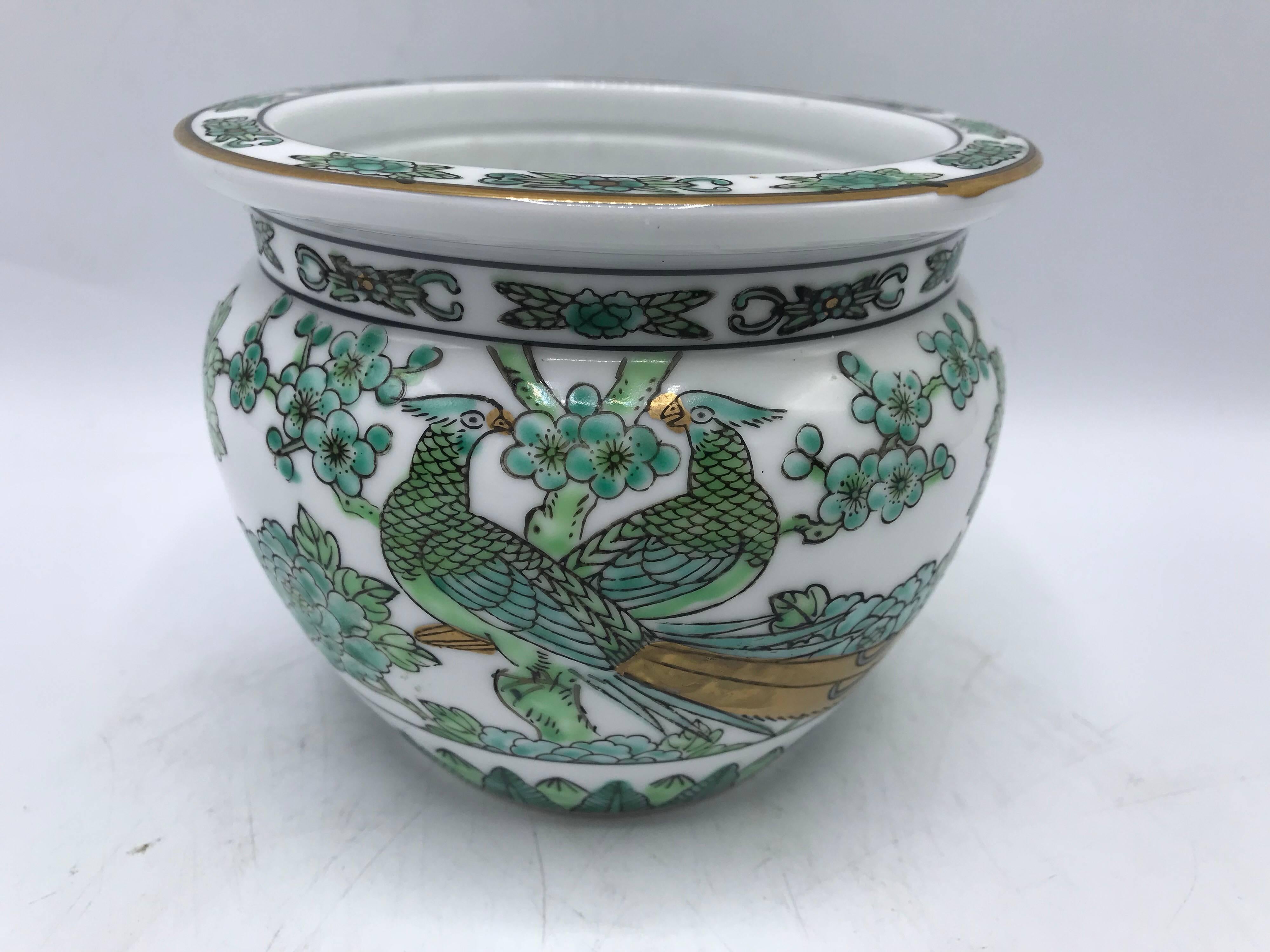 1970er Gold-Imari Übertopf in Grün und Weiß mit Pfauenmotiv (Chinoiserie)