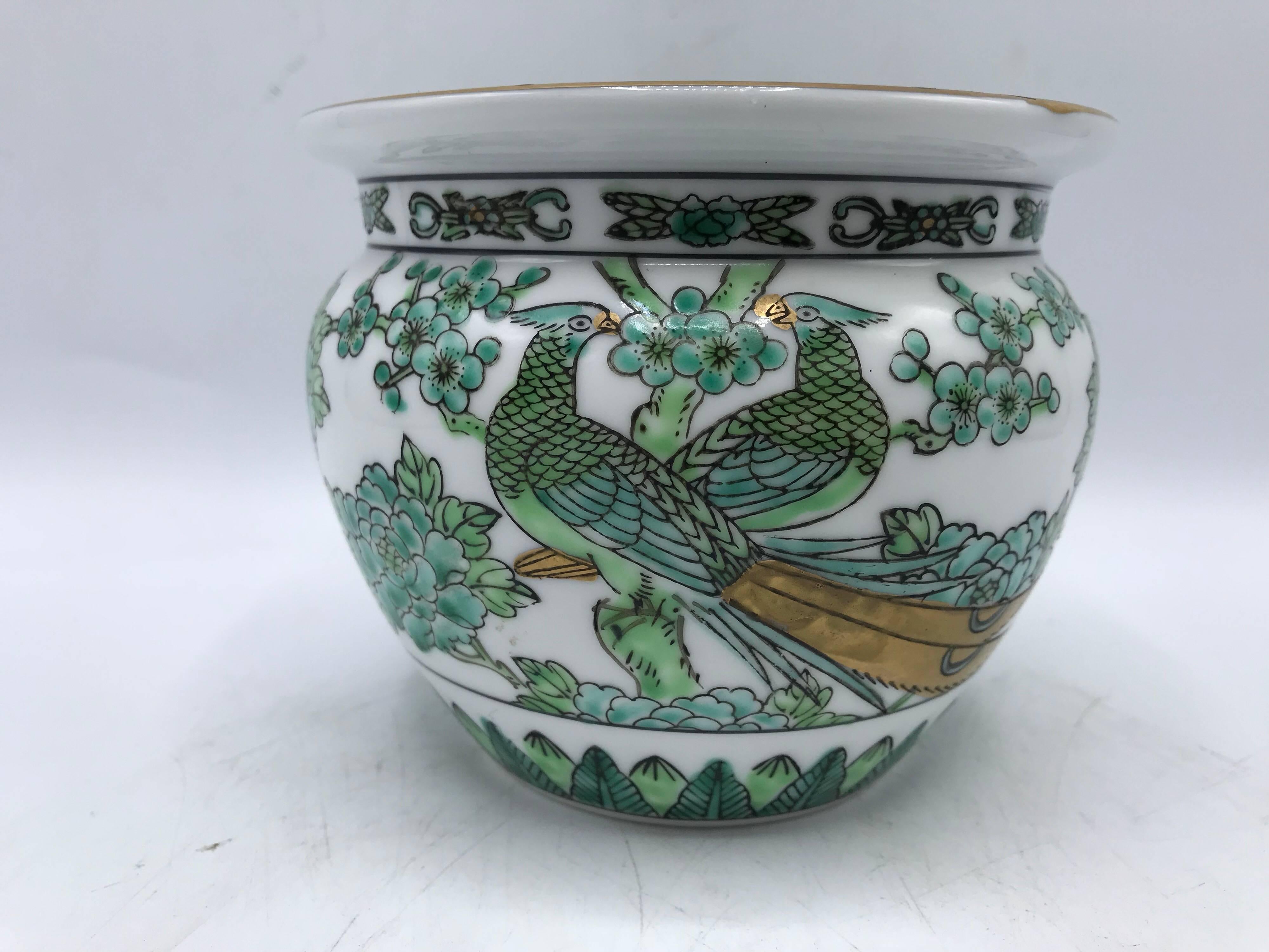 1970er Gold-Imari Übertopf in Grün und Weiß mit Pfauenmotiv im Zustand „Gut“ in Richmond, VA