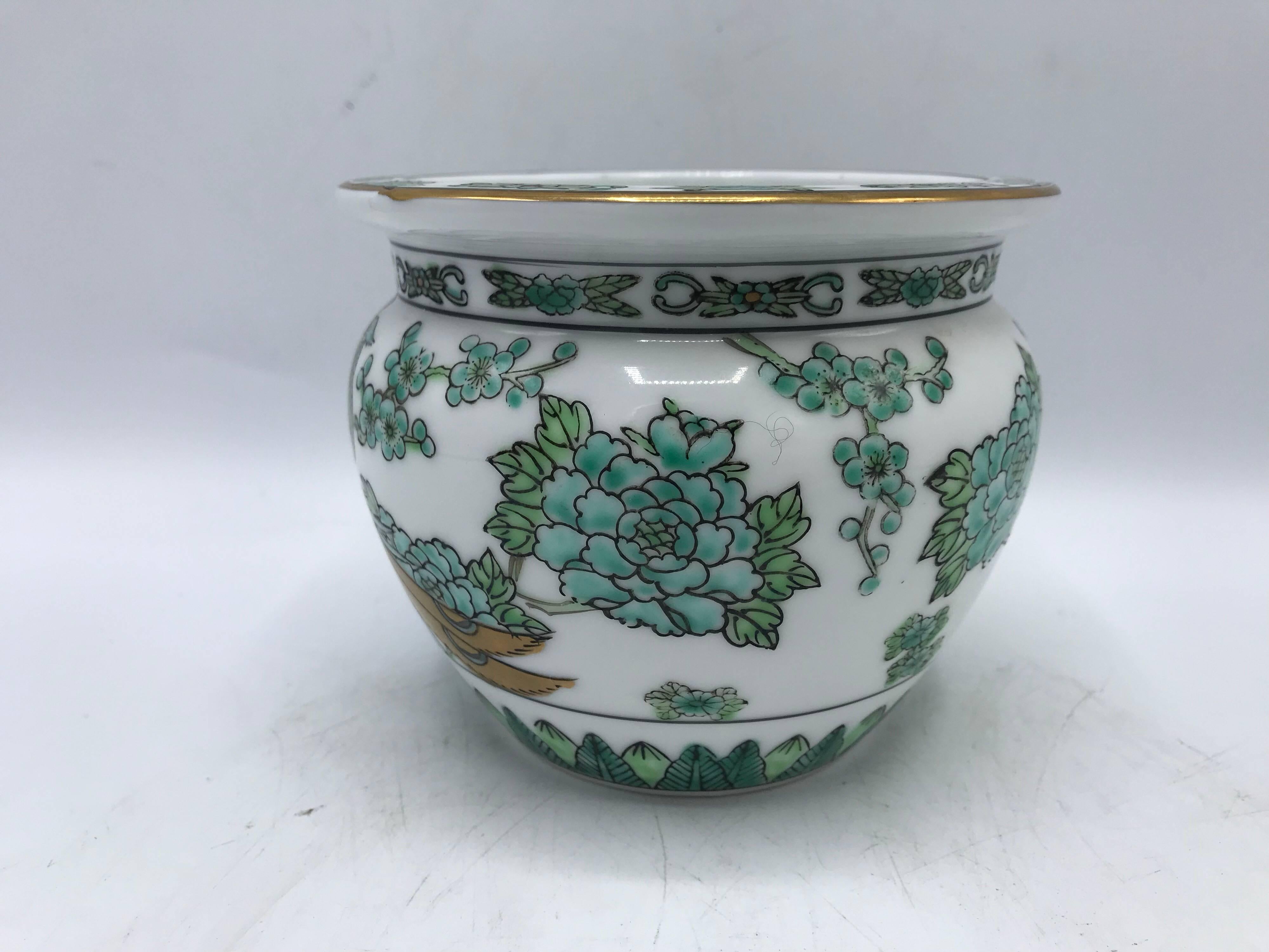 1970er Gold-Imari Übertopf in Grün und Weiß mit Pfauenmotiv (20. Jahrhundert)