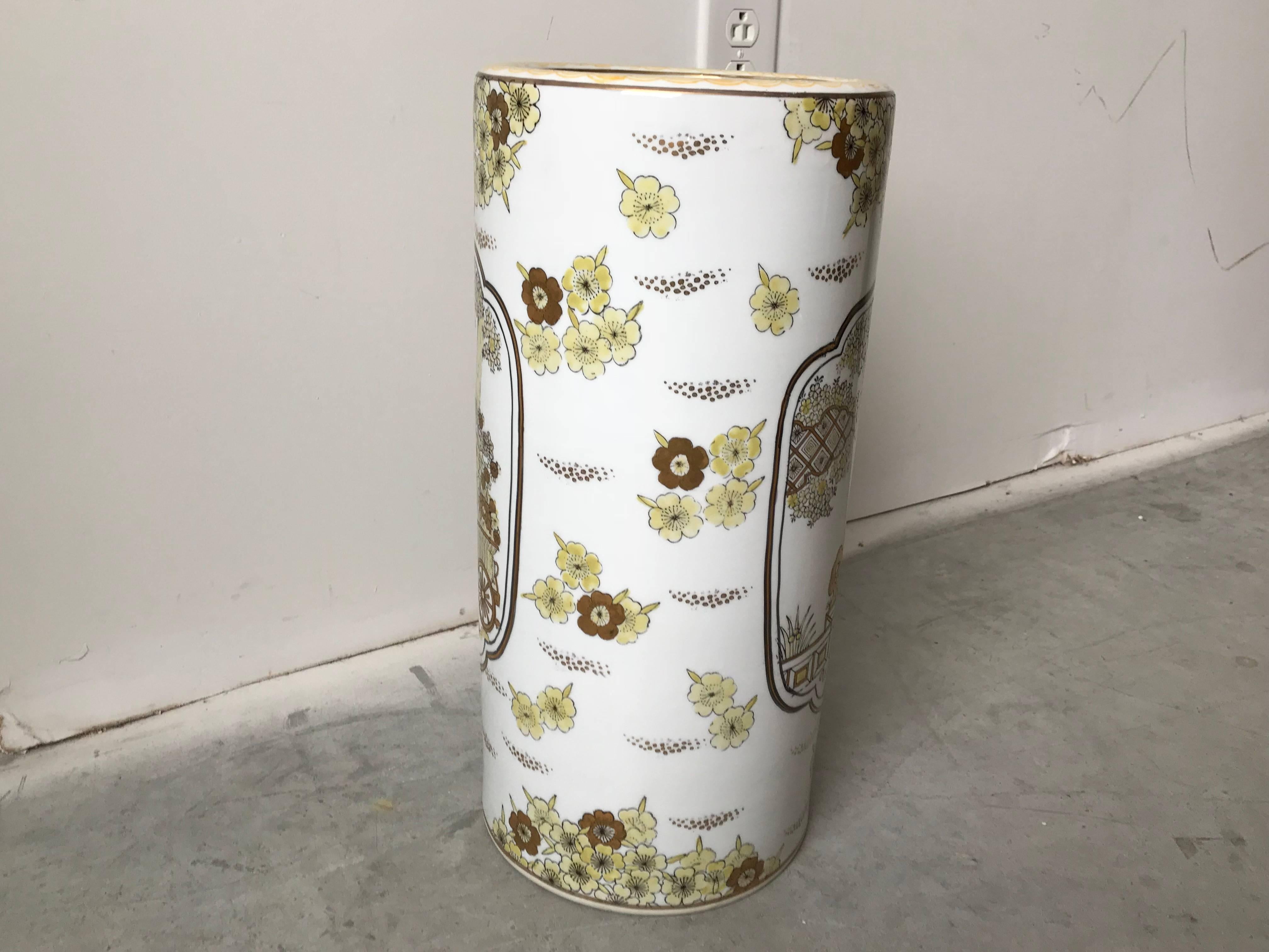 Chinoiserie 1970s Gold Imari Hand Painted White and Yellow Umbrella Stand For Sale