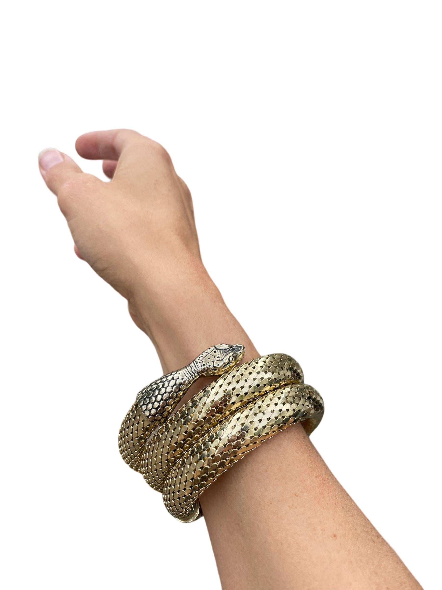 1970 - Bracelet en maille d'or avec serpent en spirale de Whiting et Davis 

Bracelet en maille d'or de style néo-égyptien des années 1970. 

Peut être ajusté pour s'adapter à la plupart des tailles. En très bon état. 