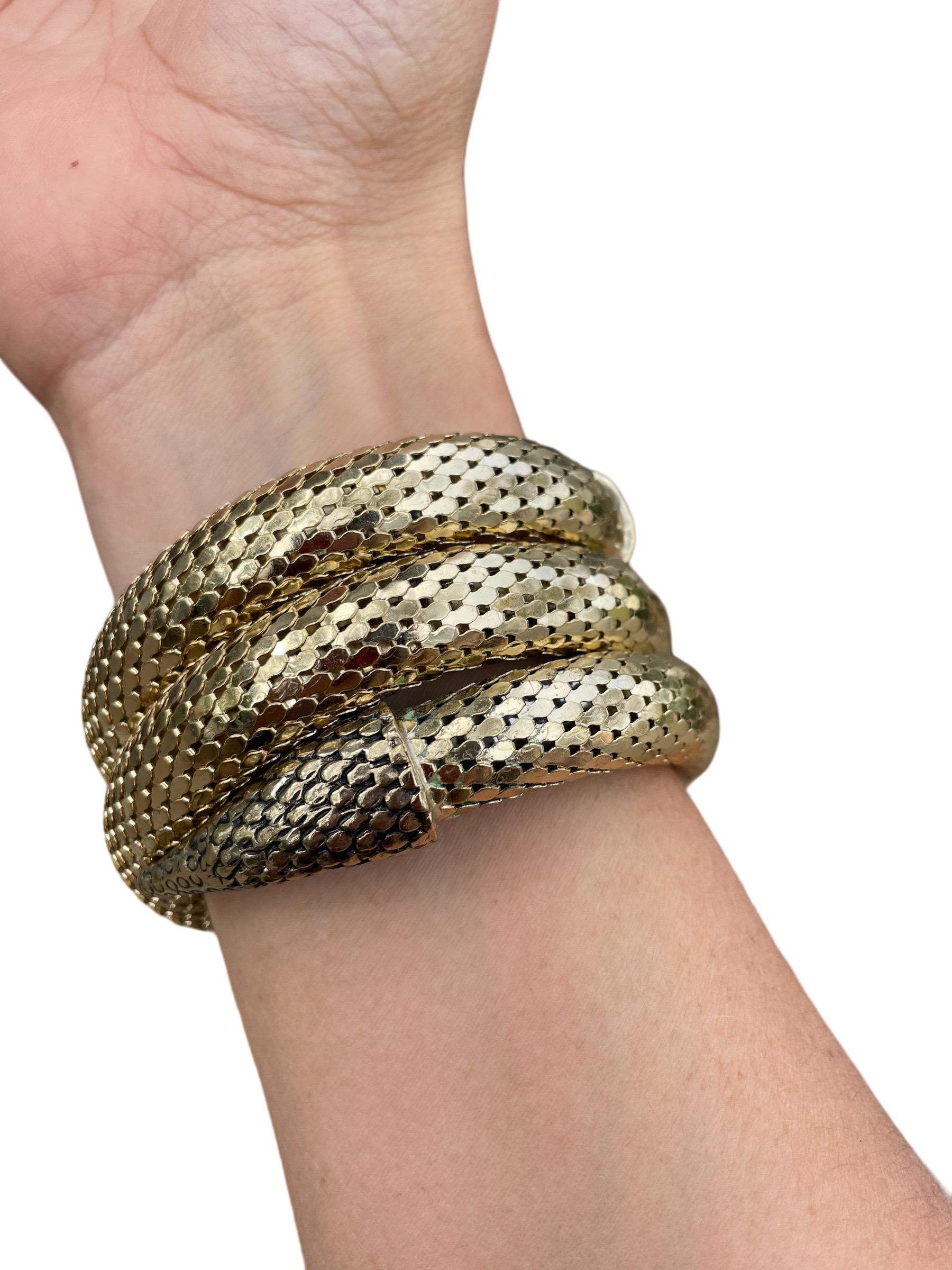 Néo-égyptien 1970 - Bracelet en maille d'or avec serpent en spirale de Whiting et Davis  en vente