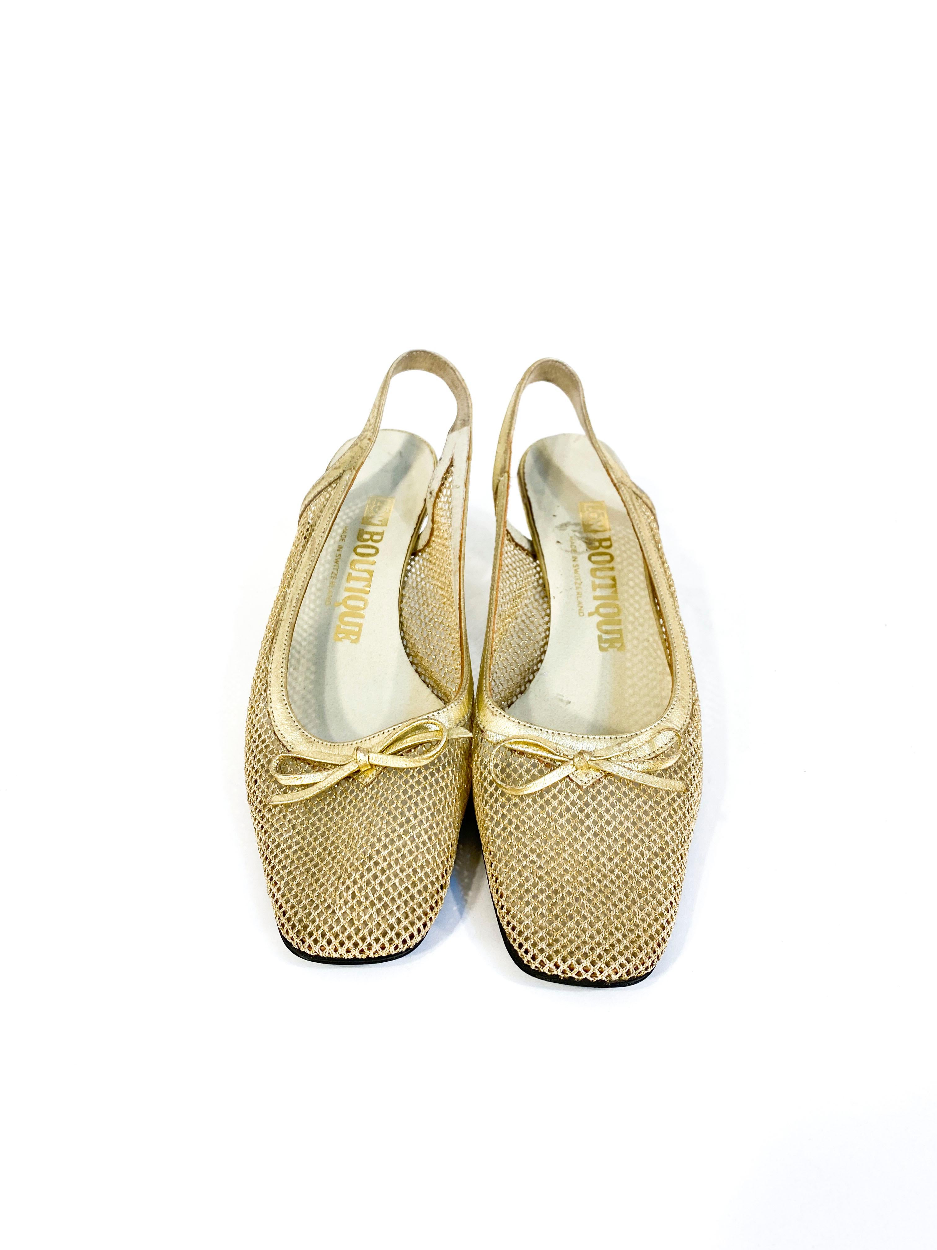 1970s gold metallic mesh heels trimed in gold leather. The toe is squared off to create a typical 70s shape and the vamp of the heels are decorated with a tied bow. The heels are 2.5 inches high.