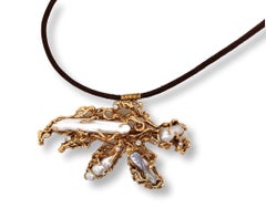 Spilla con ciondolo a forma libera in oro e diamanti degli anni '70