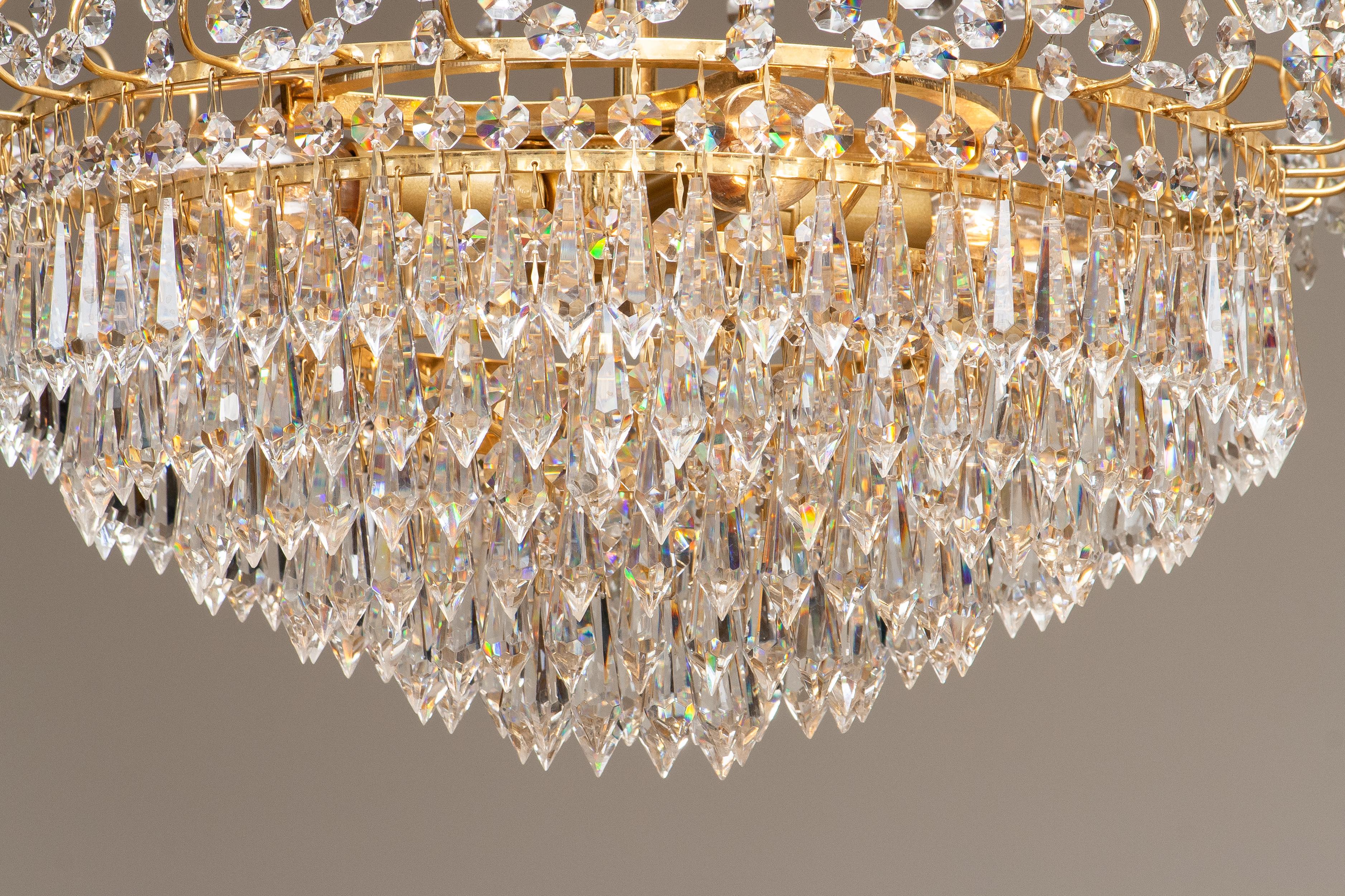 Svedese 1970, Lampadario in cristallo sfaccettato e placcato oro, Svezia in vendita