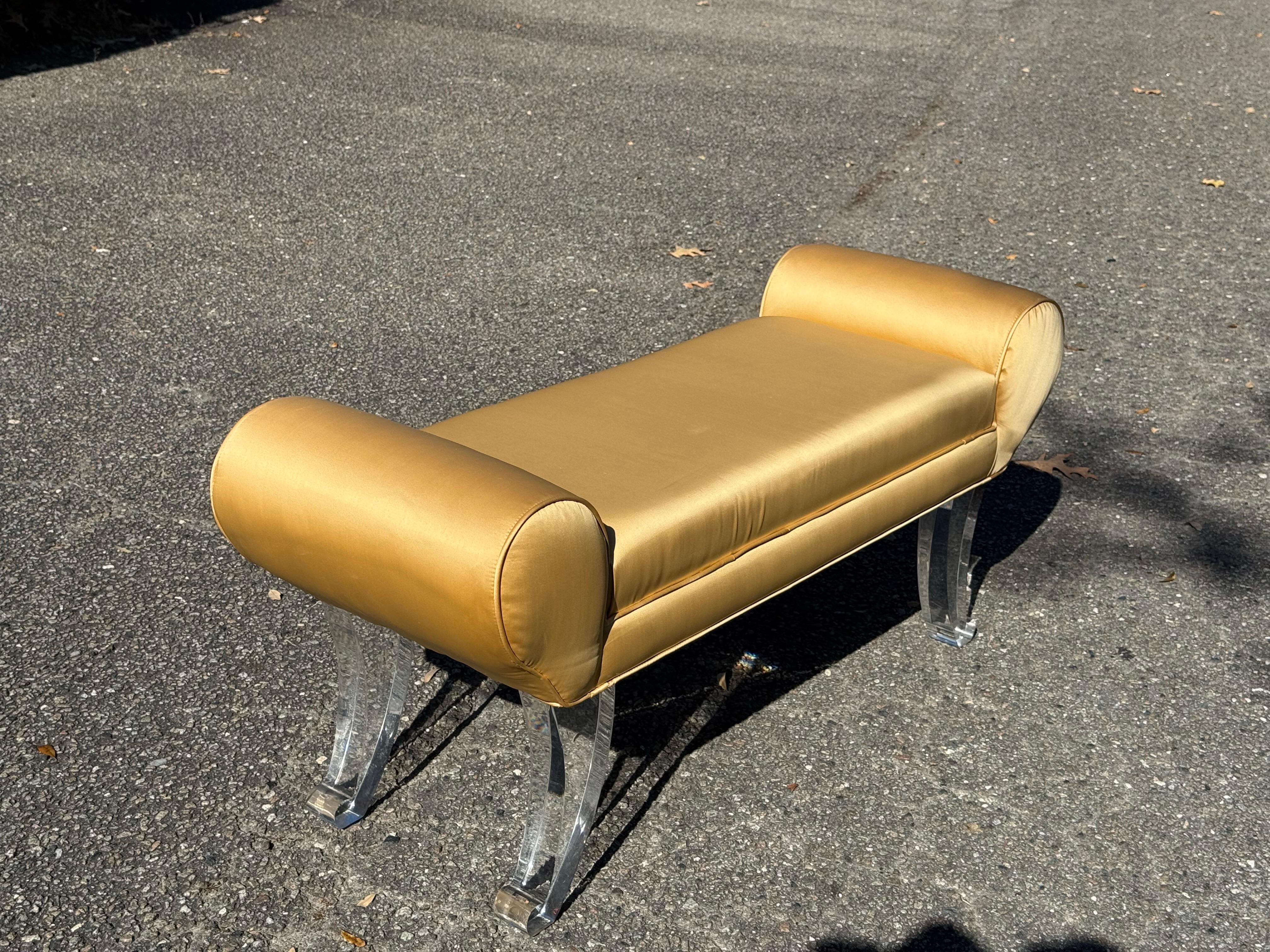 Hollywood Regency Panchina imbottita in seta dorata degli anni '70 con gambe in lucite in vendita