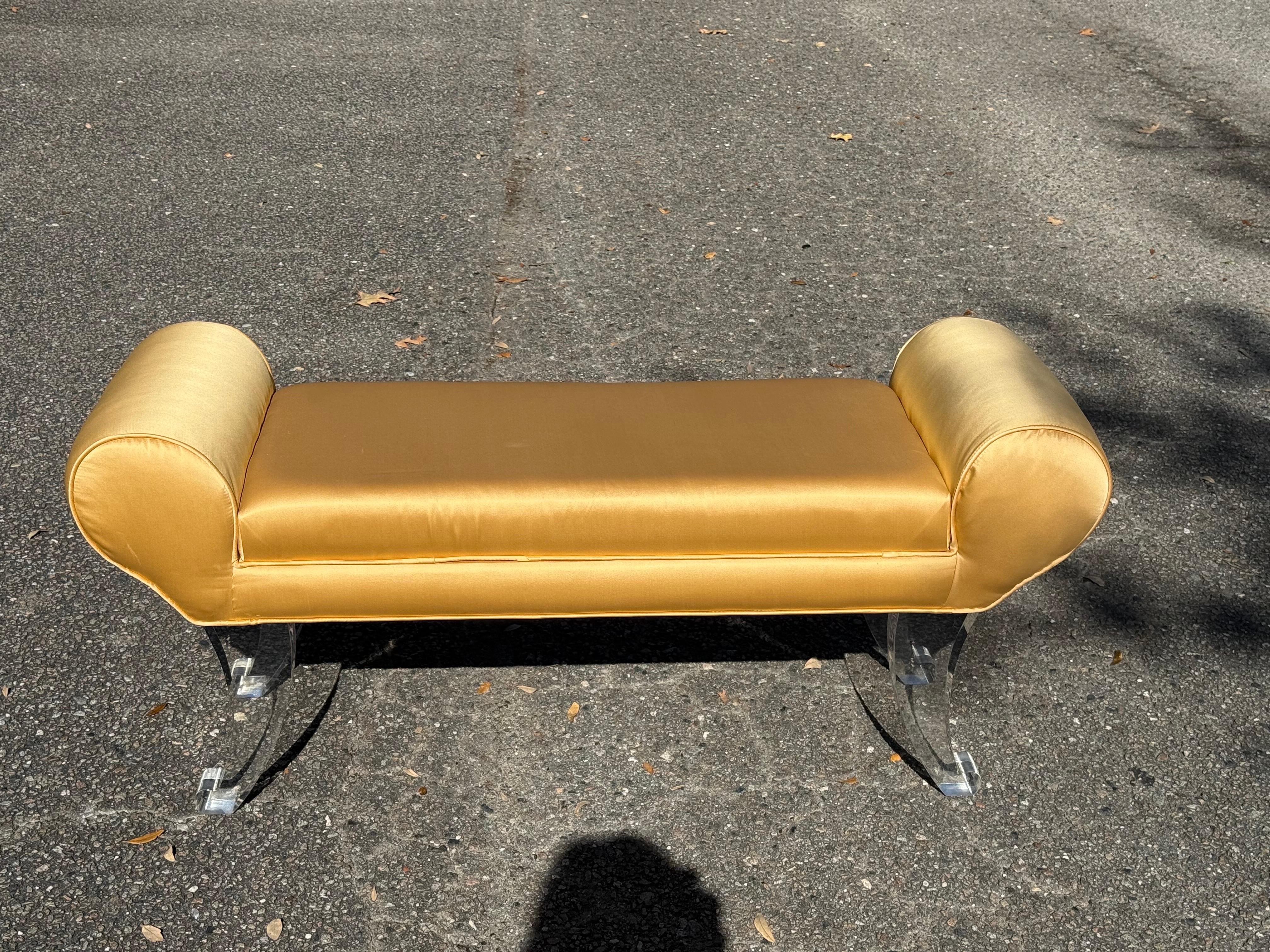 Sconosciuto Panchina imbottita in seta dorata degli anni '70 con gambe in lucite in vendita