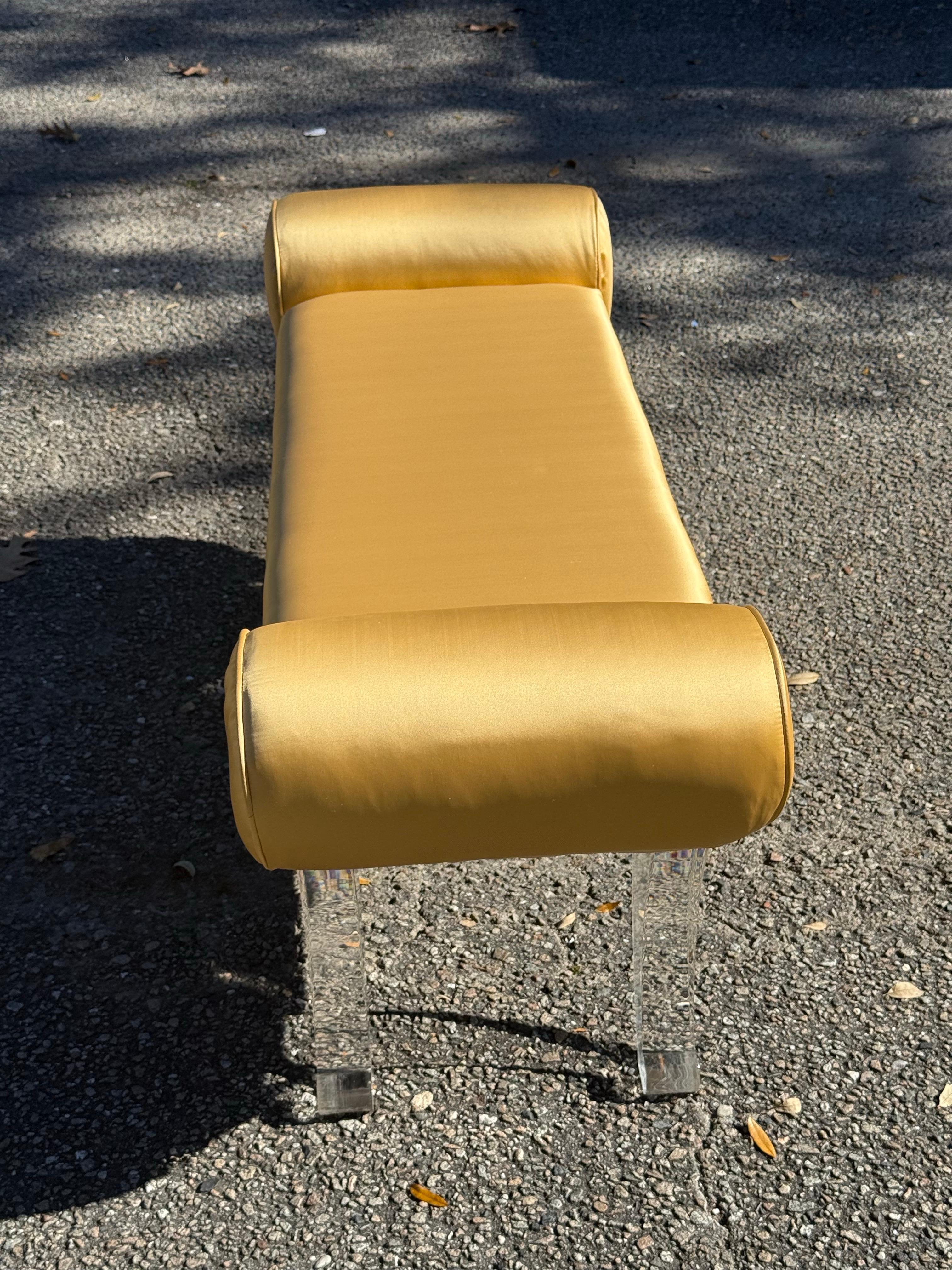 Panchina imbottita in seta dorata degli anni '70 con gambe in lucite In condizioni buone in vendita a Charleston, SC