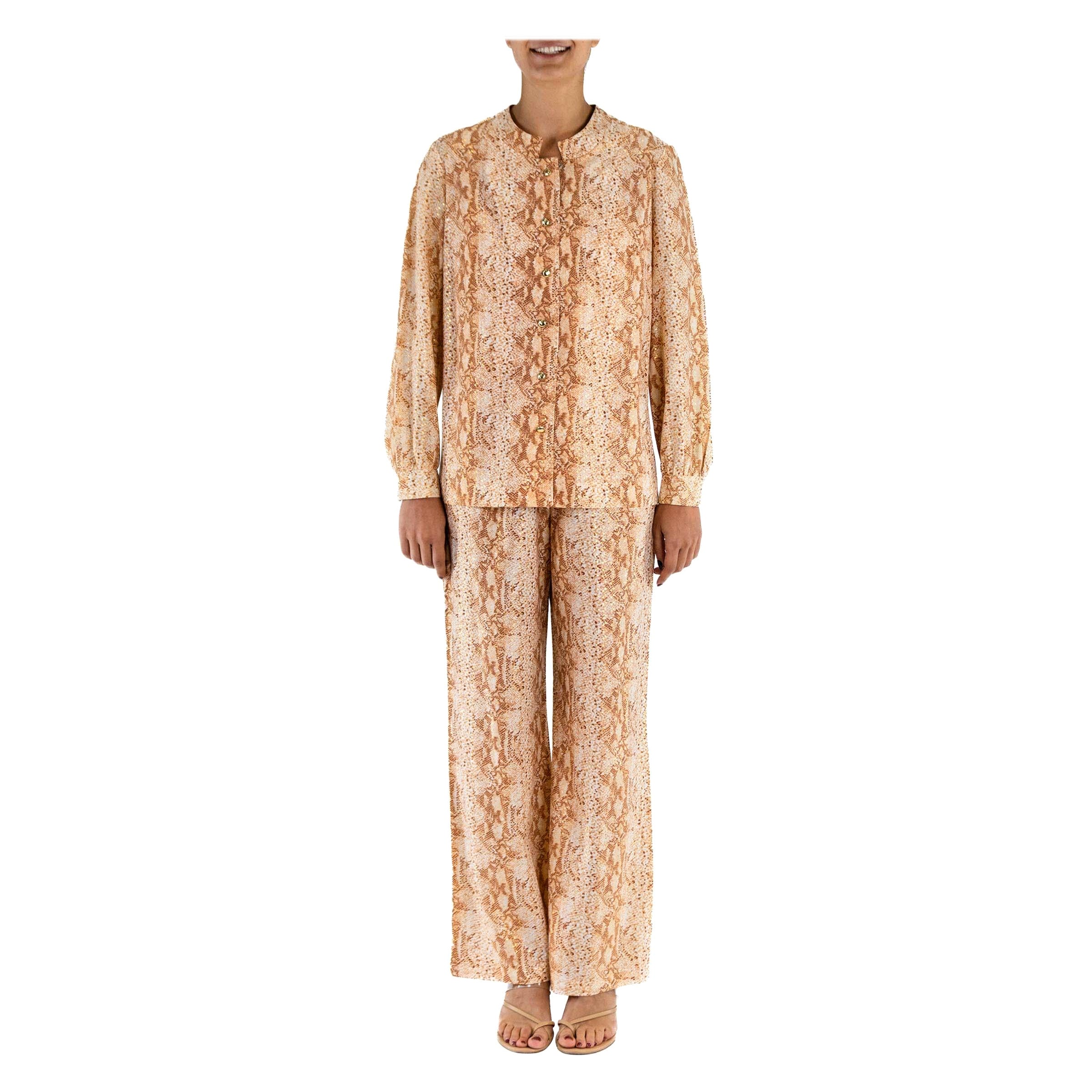 Ensemble chemise et pantalon en tricot fin Poly/Lurex imprimé serpent doré des années 1970 en vente