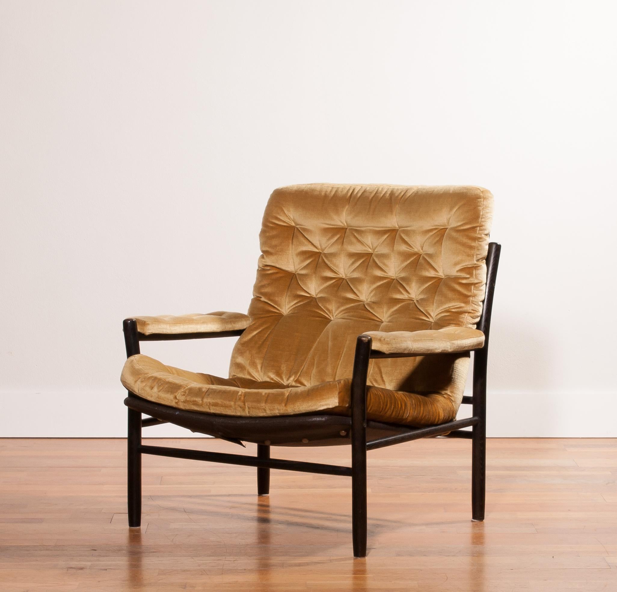 This chair in gold-yellow velours with a black wooden frame was designed by Kenneth Bergenblad and manufactured by DUX, Sweden.
It is in a very nice condition.
 Periode 1970s
 Dimensions: H. 83 cm, W. 80 cm, D. 69 cm, Sh. 37 cm.