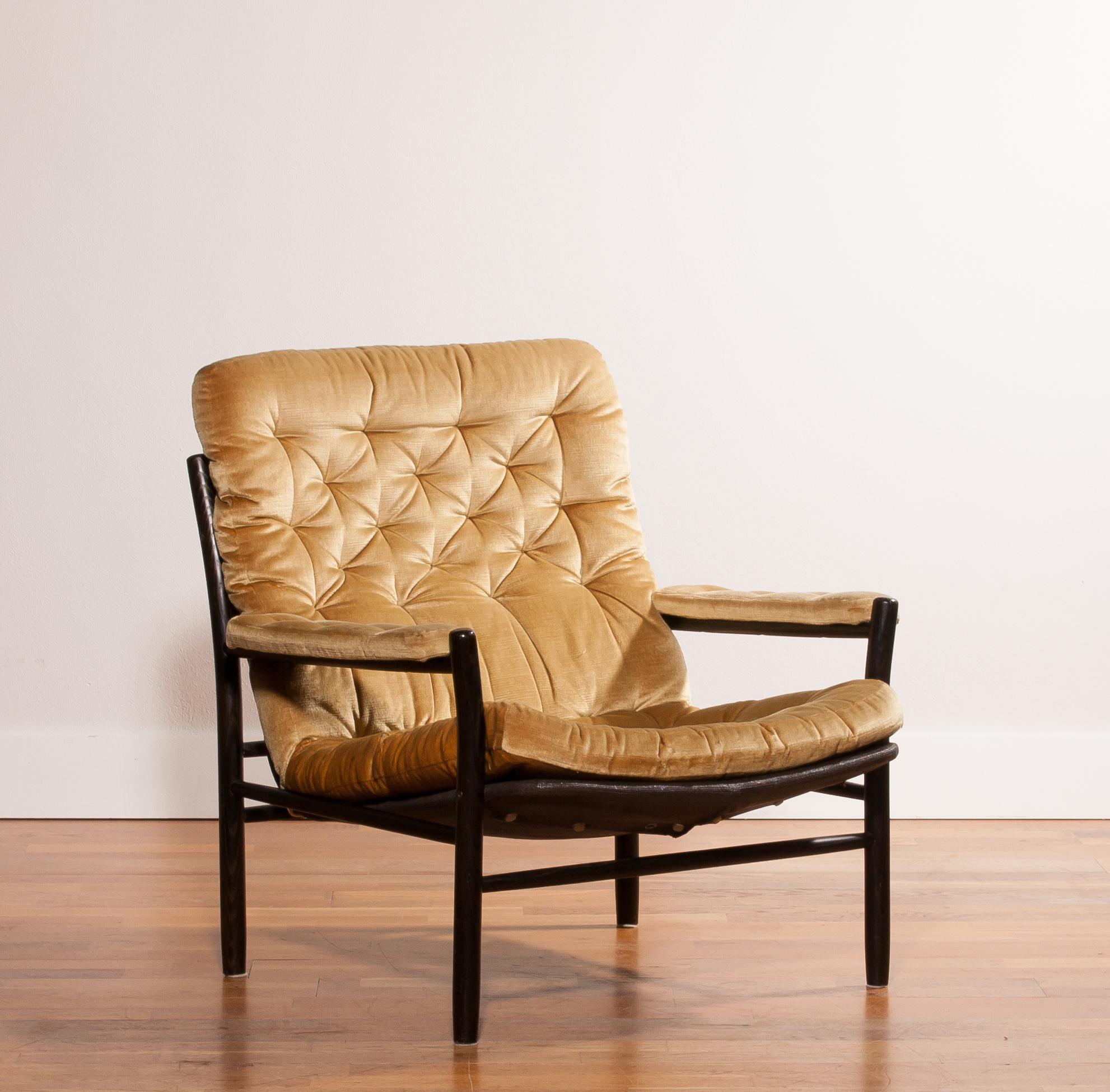 This chair in gold-yellow velours with a black wooden frame was designed by Kenneth Bergenblad and manufactured by DUX, Sweden.
It is in a very nice condition.
 Periode 1970s
 Dimensions: H. 83 cm, W. 80 cm, D. 69 cm, SH. 37 cm.