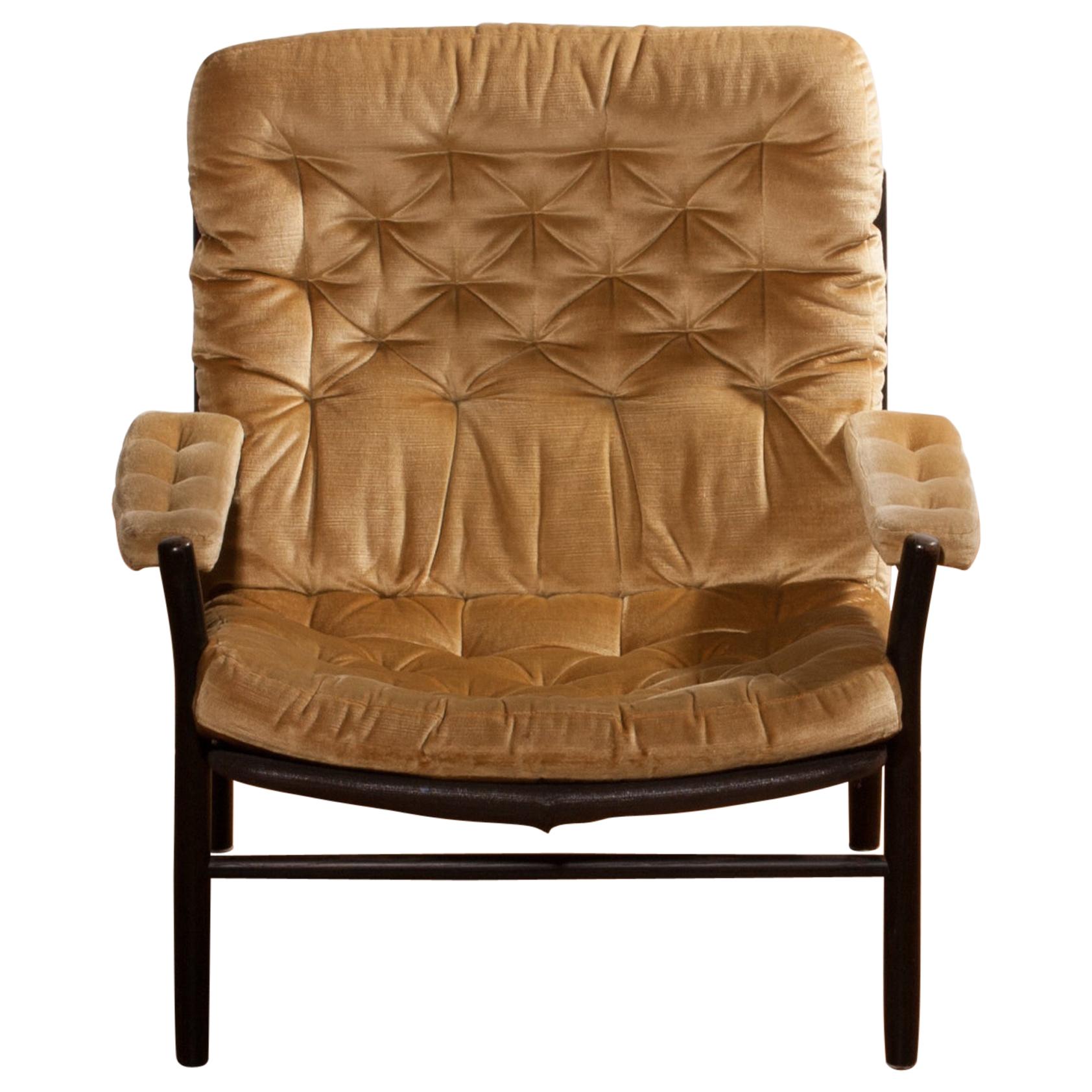 This chair in gold-yellow velours with a black wooden frame was designed by Kenneth Bergenblad and manufactured by DUX, Sweden.
It is in good condition.
Period 1970s.
Dimensions: H 83 cm, W 80 cm, D 69 cm, SH 37 cm.