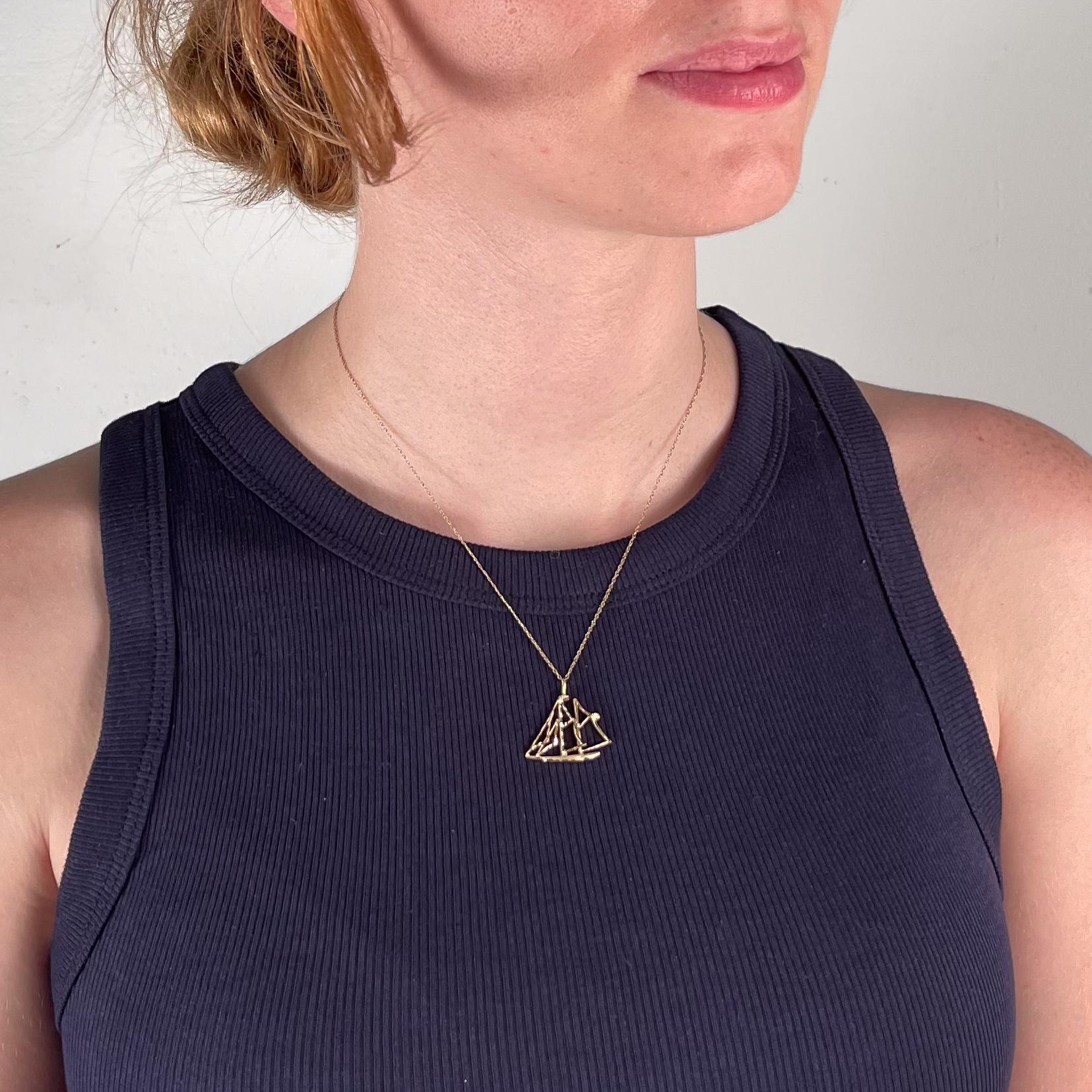 Pendentif en forme de bateau à voile de style moderne du milieu du siècle.

En or 14k.

Représentation d'un grand navire ou d'un voilier à deux mâts avec une construction en fil d'or. 

Dans un style brut, légèrement inachevé, inspiré de Curtis Jeré
