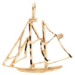 Pendentif en fil d'or en forme de voilier à deux mâts des années 1970 pour un collier