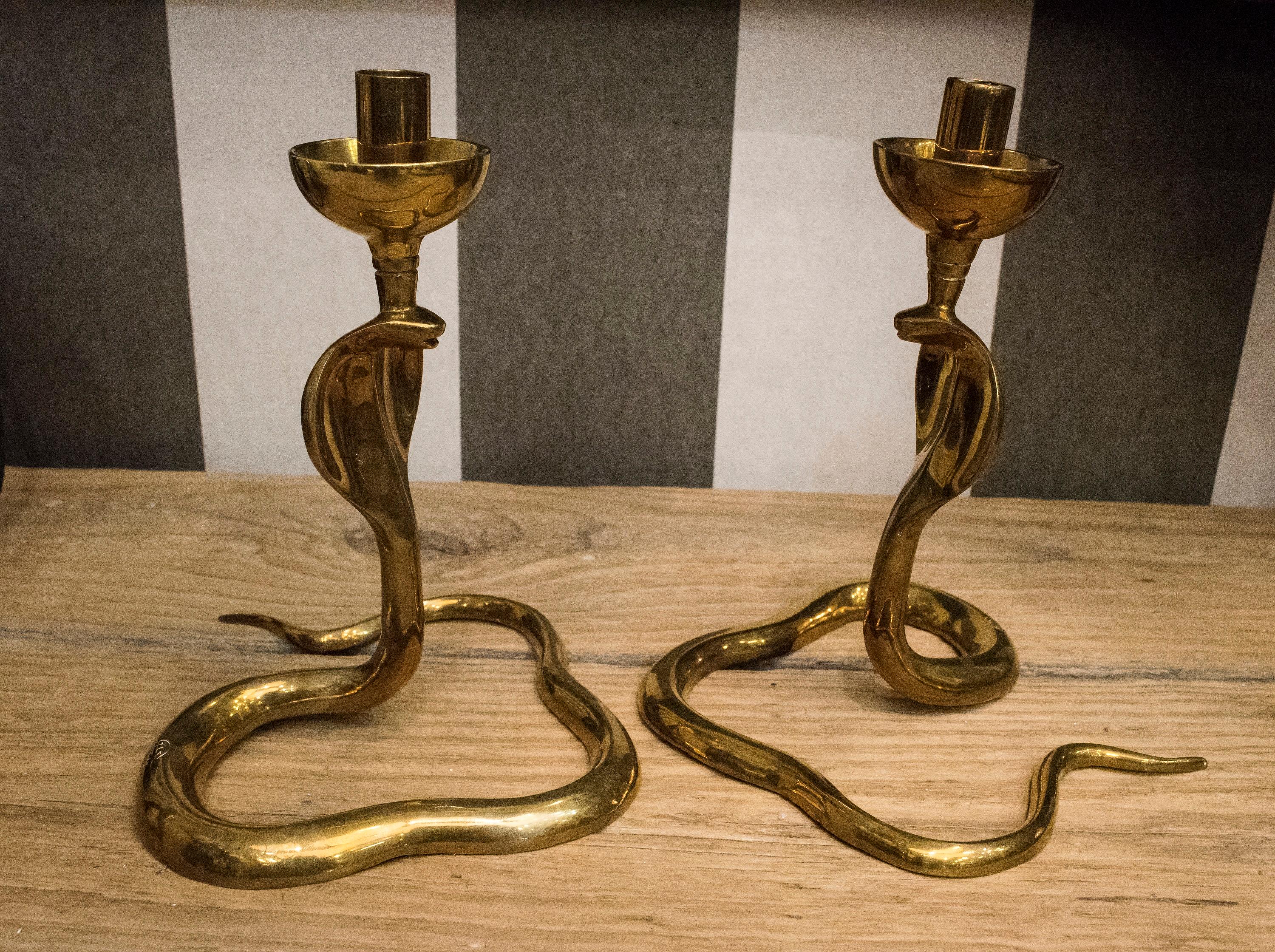 Awesome and fun couple of cobra-shaped golden brass candelsticks, Italian desig,
with contrasts, a very nice detail for any corner.