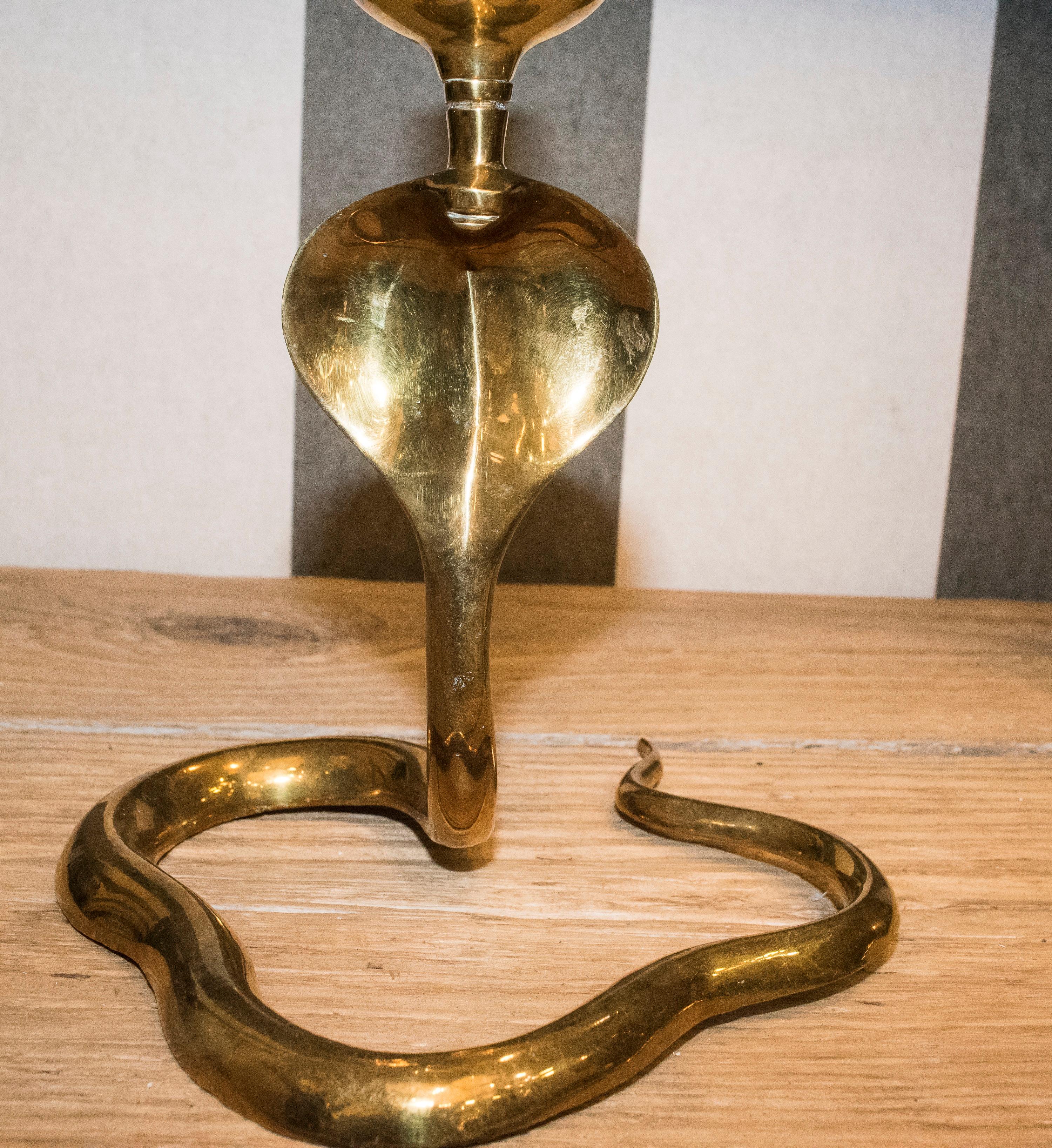 1970s Golden Brass Italian Couple of Cobra-Shaped Candelsticks, with Contrasts In Excellent Condition In Valladolid, ES