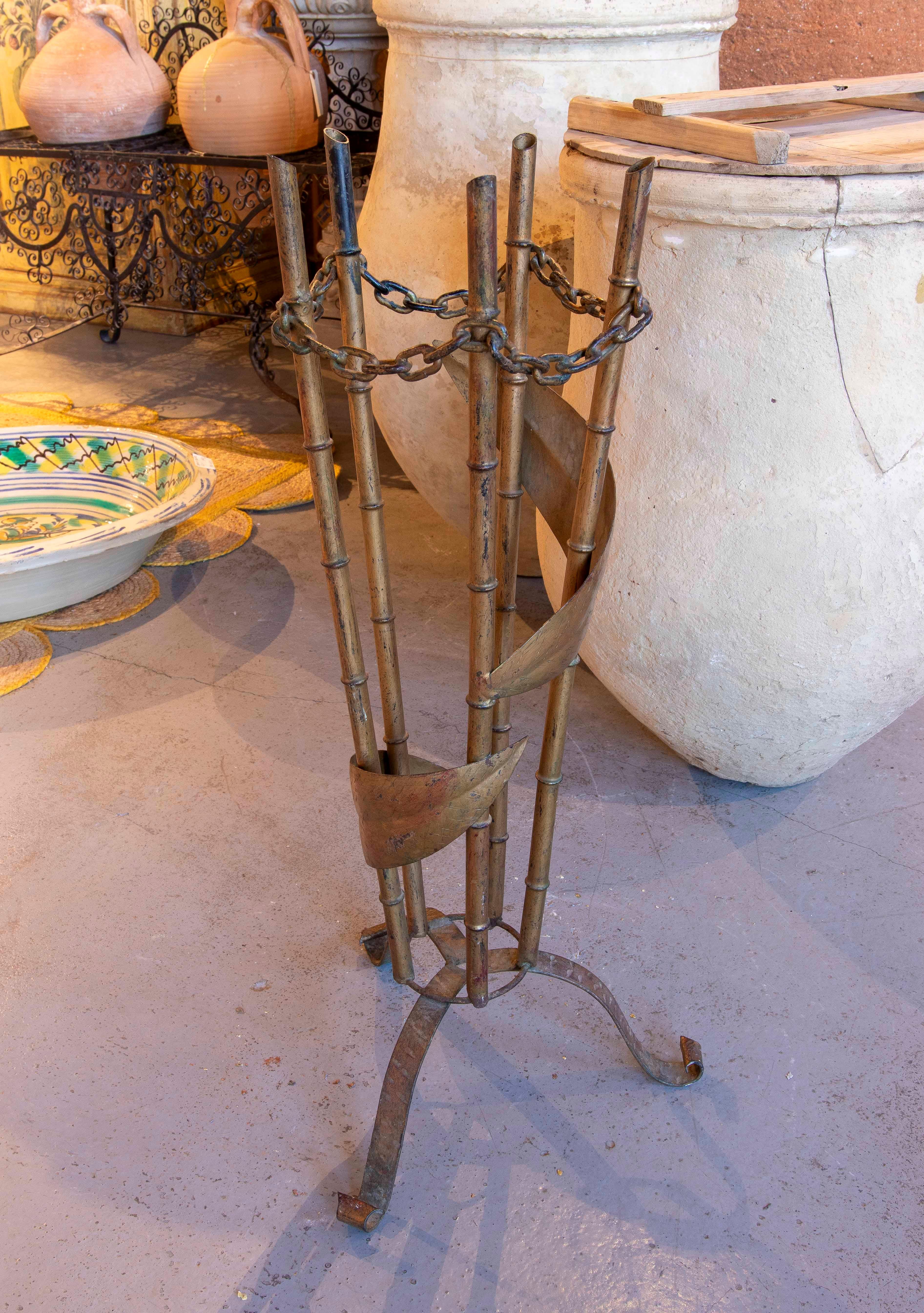 1970s Golden Iron Umbrella Stand Imitating Bamboo Leaves and Chain  In Good Condition For Sale In Marbella, ES